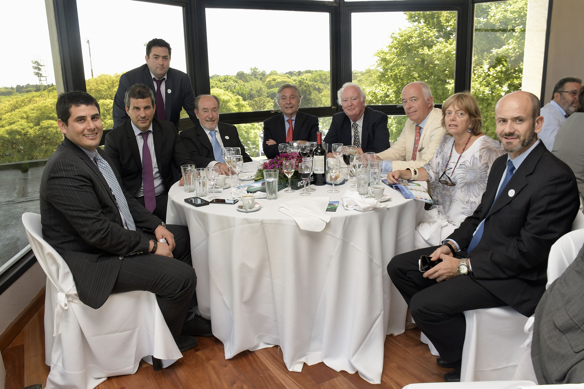 Miembros de Jockey Club. Fabio Ghezzi (Jockey Club de Perú), Sebastián Landi, Felipe Ganoza (Vicepresidente), Luis Ganoza, Carlos Vila Moret (Vicepresidente de la Sociedad Rural) y su esposa, Lara, Malcom Lino, Domingo Avellaneda y Oscar Bertoletti (Jockey Club Uruguay)