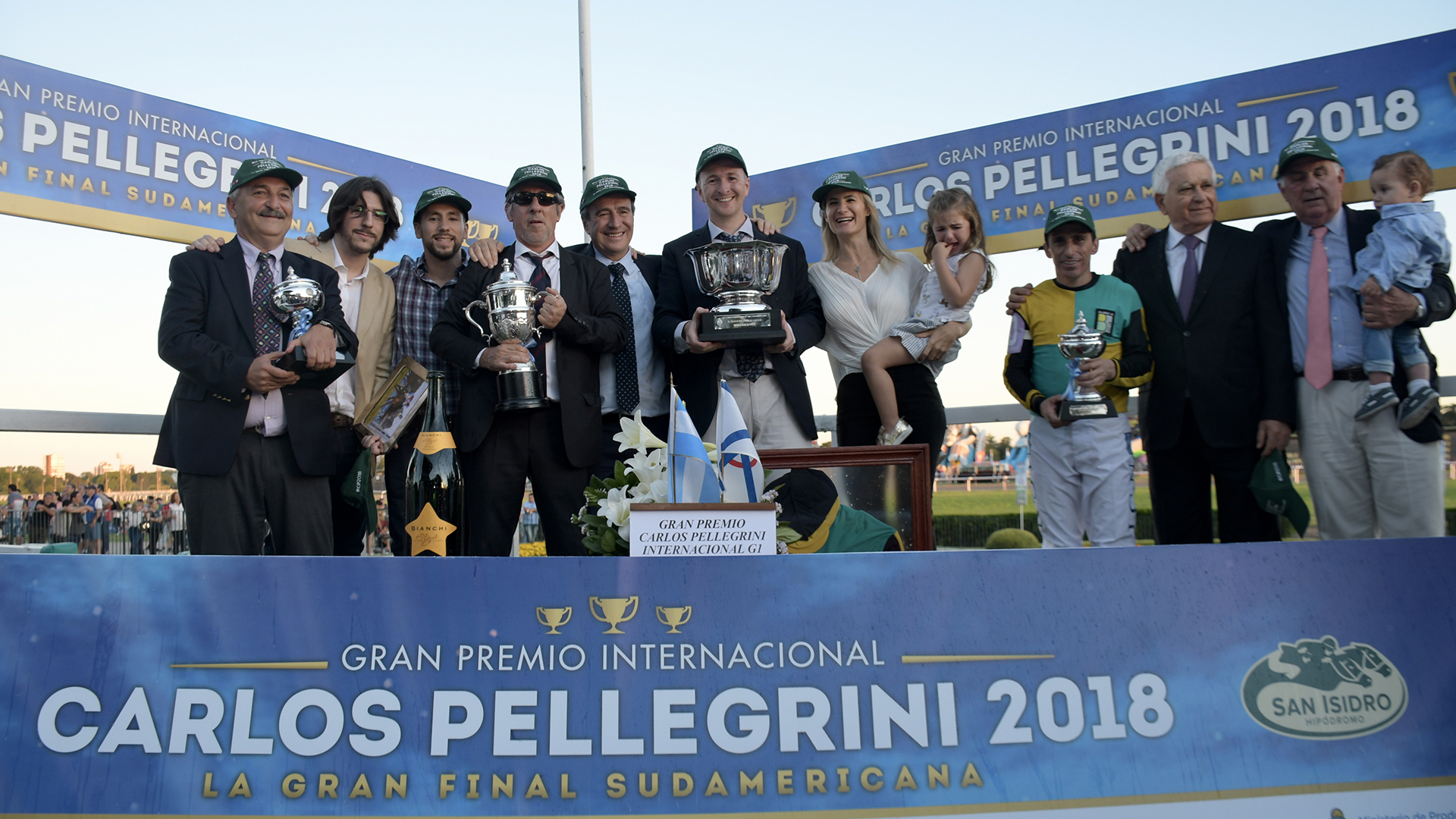 Julio Biancardi (propietario del caballo ganador), Ricardo Benedicto (Titular del Stud Rubio B, co-propietario del caballo y criador), Nicolás Benedicto, Juan Carlos Maldotti (entrenador)