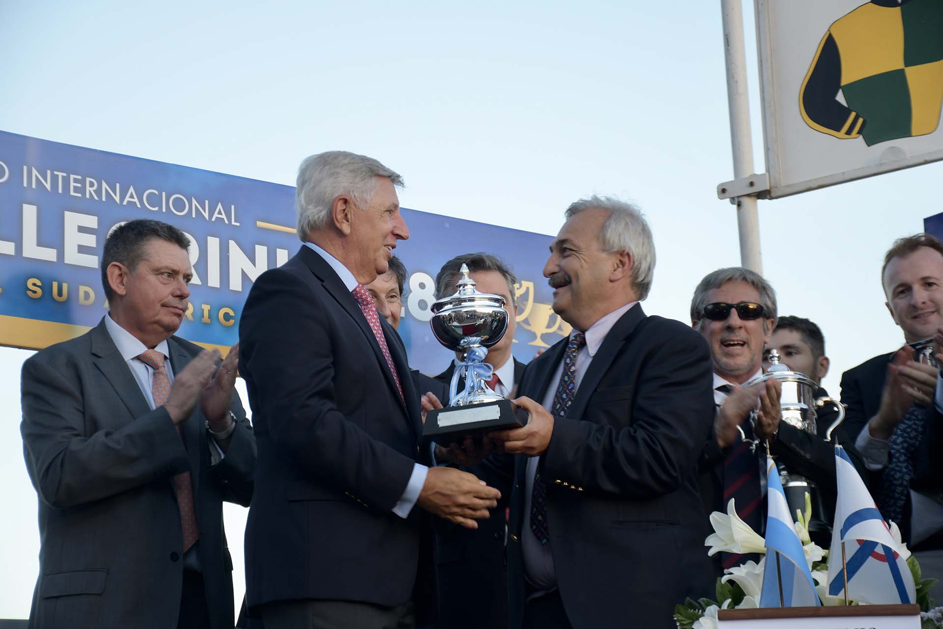 Juan Mariano Villar Urquiza, presidente de la Comisión de Carreras del HSI, entregó la copa a Enrique Sauro, manager general del Haras La Pasión