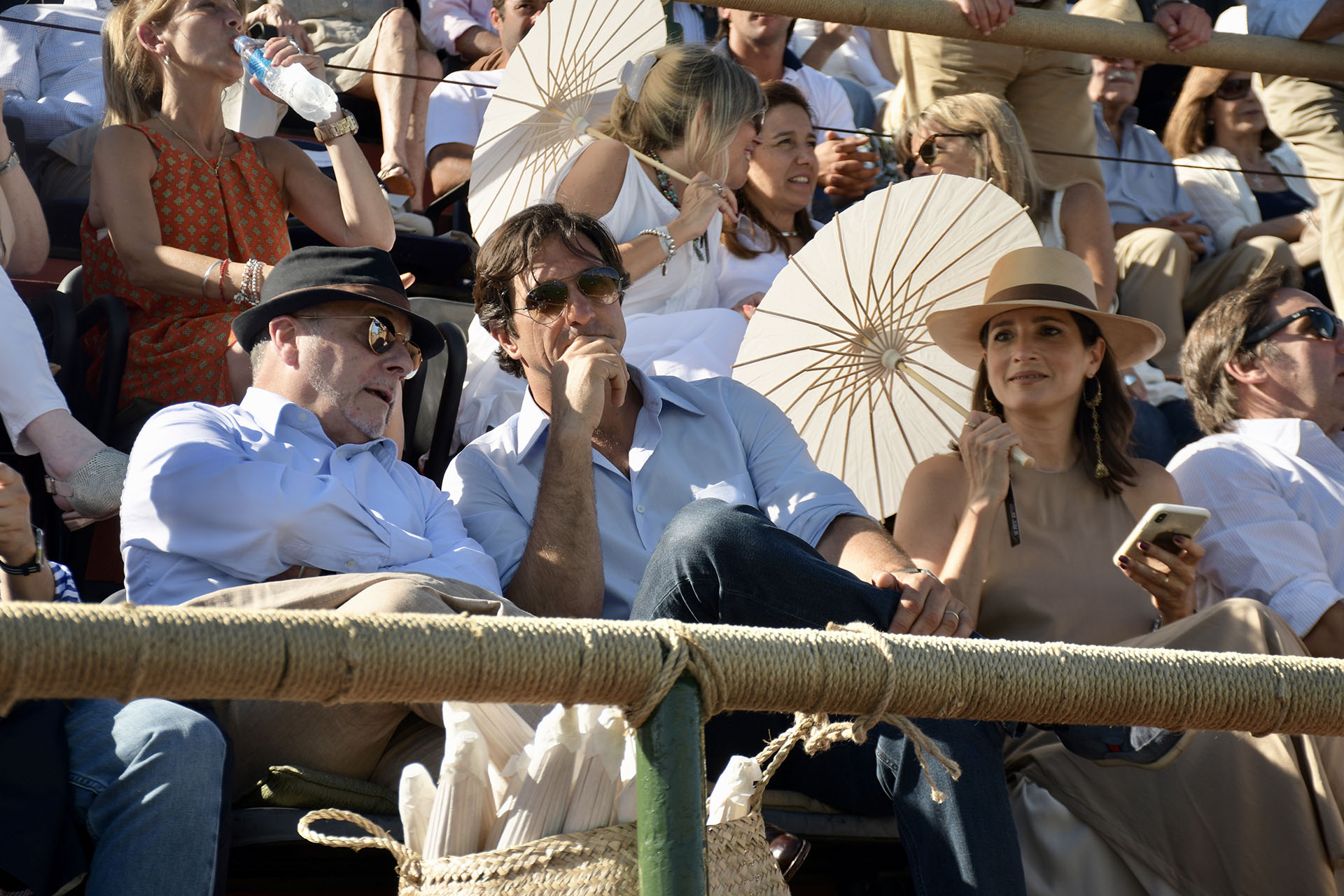 El canciller Jorge Faurie junto al presidente de la Asociación Argentina de Polo, Eduardo Novillo Astrada, y su mujer Astrid Muñoz