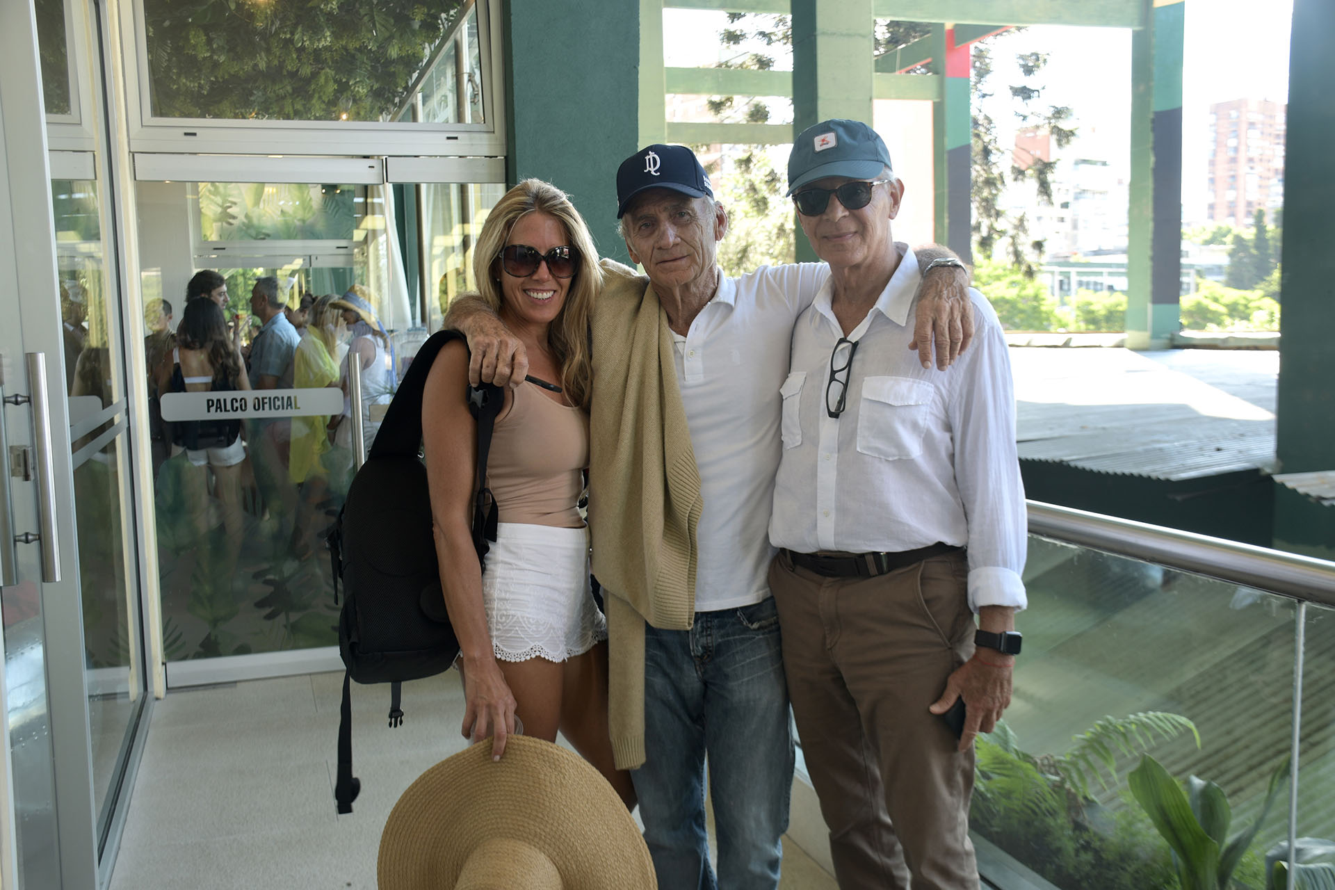 Adolfo Cambiaso (padre) y su pareja junto a Eduardo Costantini