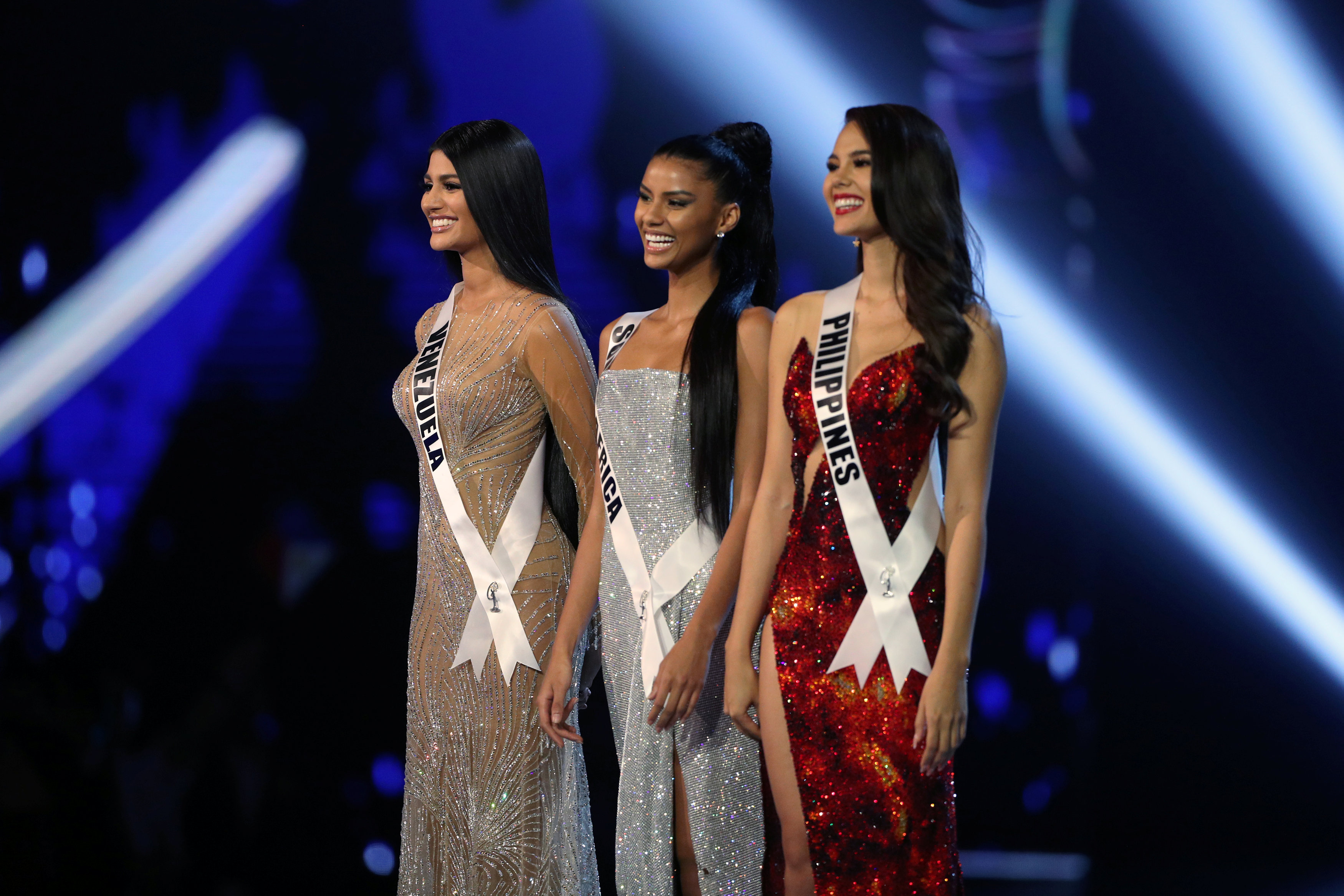 Las tres finalistas: Miss Venezuela Sthefany Gutiérrez, Miss Sudáfrica Tamaryn Green y Miss Filipinas Catriona Gray. (REUTERS/Athit Perawongmetha)