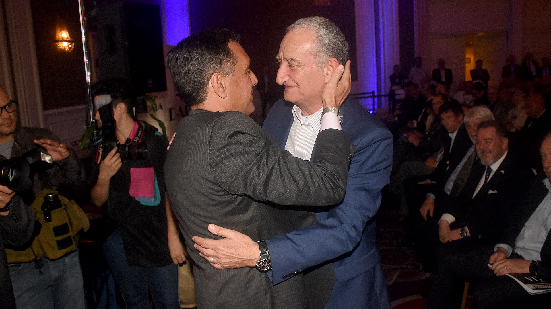 El saludo entre el ministro Alejandro Finocchiaro y Aldo Donzis