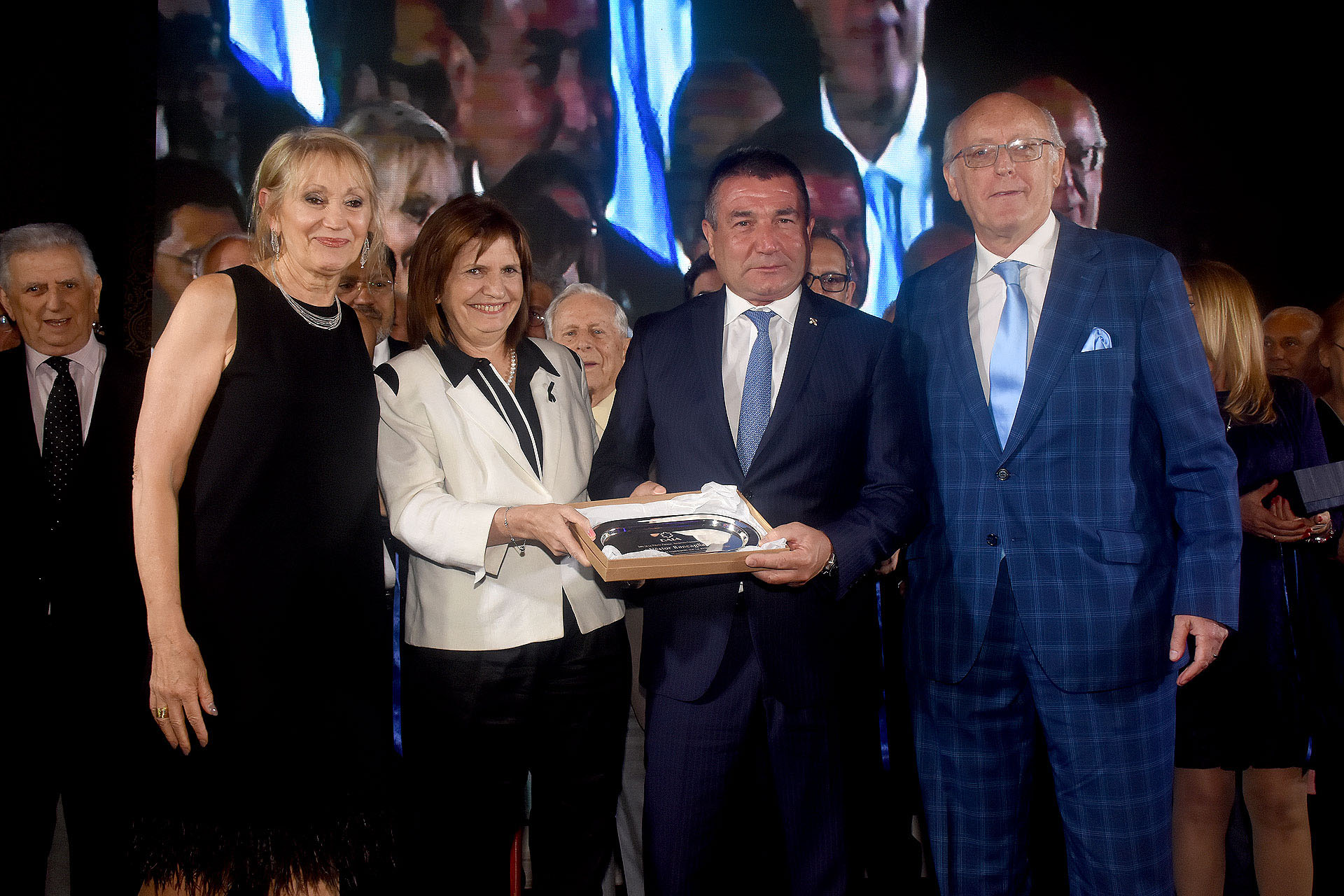 El jefe de la Policía Federal, Comisario General Néstor Roncaglia, quien acaba de ser designado vicepresidente de Interpol Internacional, recibió una distinción de la DAIA