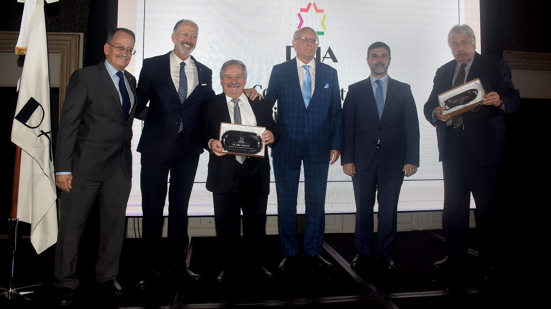 El ex presidente de la DAIA, Julio Schlosser, y Julio Golodny recibieron un reconocimiento por su desinteresada labor al frente del Comité Electoral 2018, que brindó transparencia al acto de elecciones del Consejo Directivo entrante