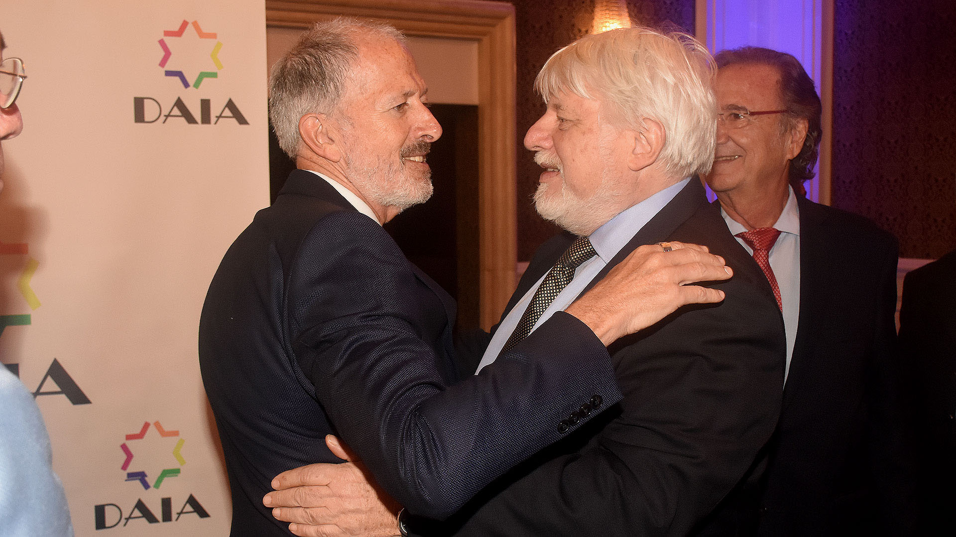 El saludo entre Jorge Knoblovits y Adrián Werthein, presidente del Congreso Judío Latinoamericano