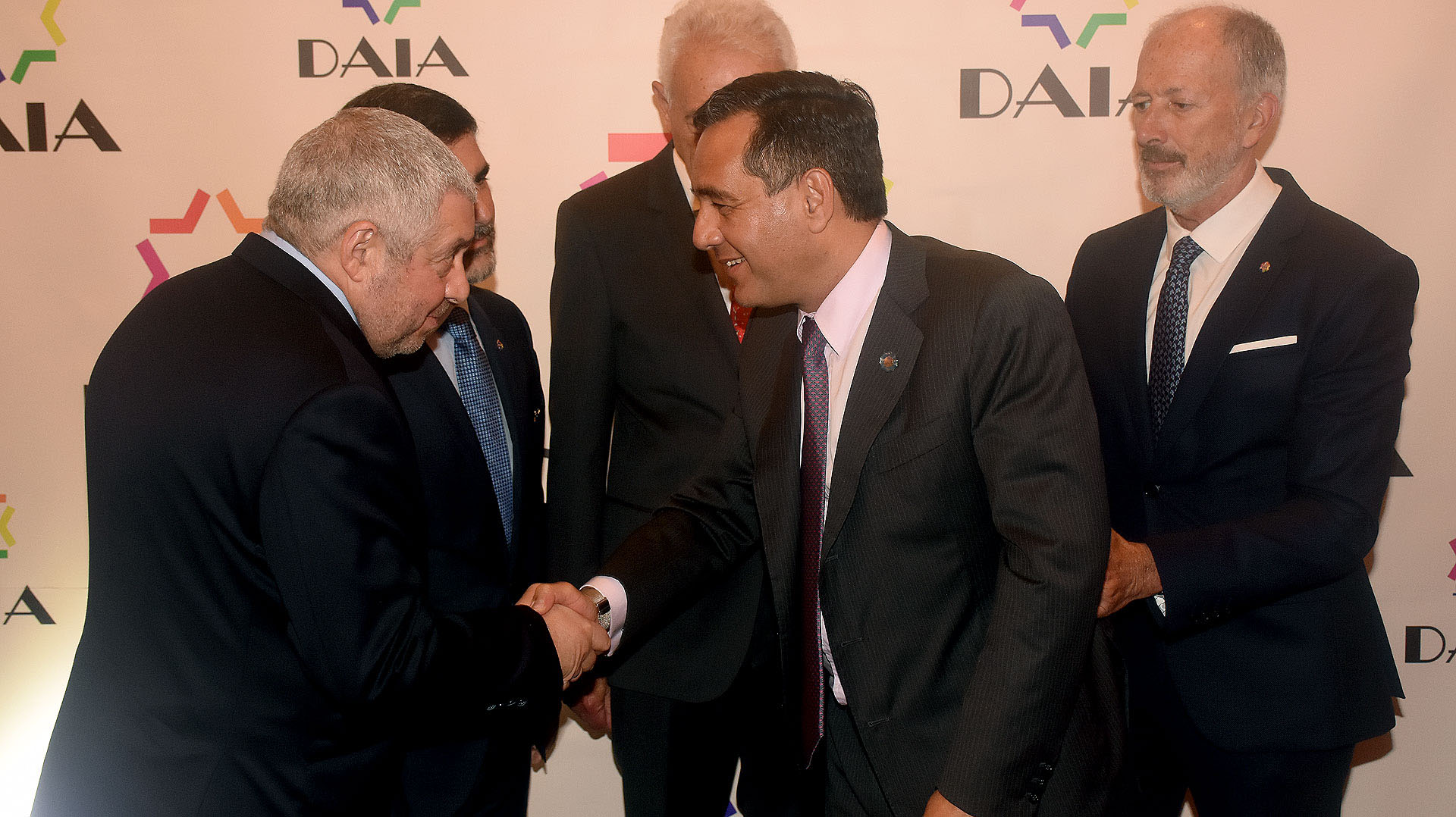 Marcos Cohen, tesorero de la DAIA; Alejandro Zuchowicki, secretario general; David Stalman, vicepresidente primero, y el presidente Jorge Knoblovitz saludan al ministro Alejandro Finocchiaro