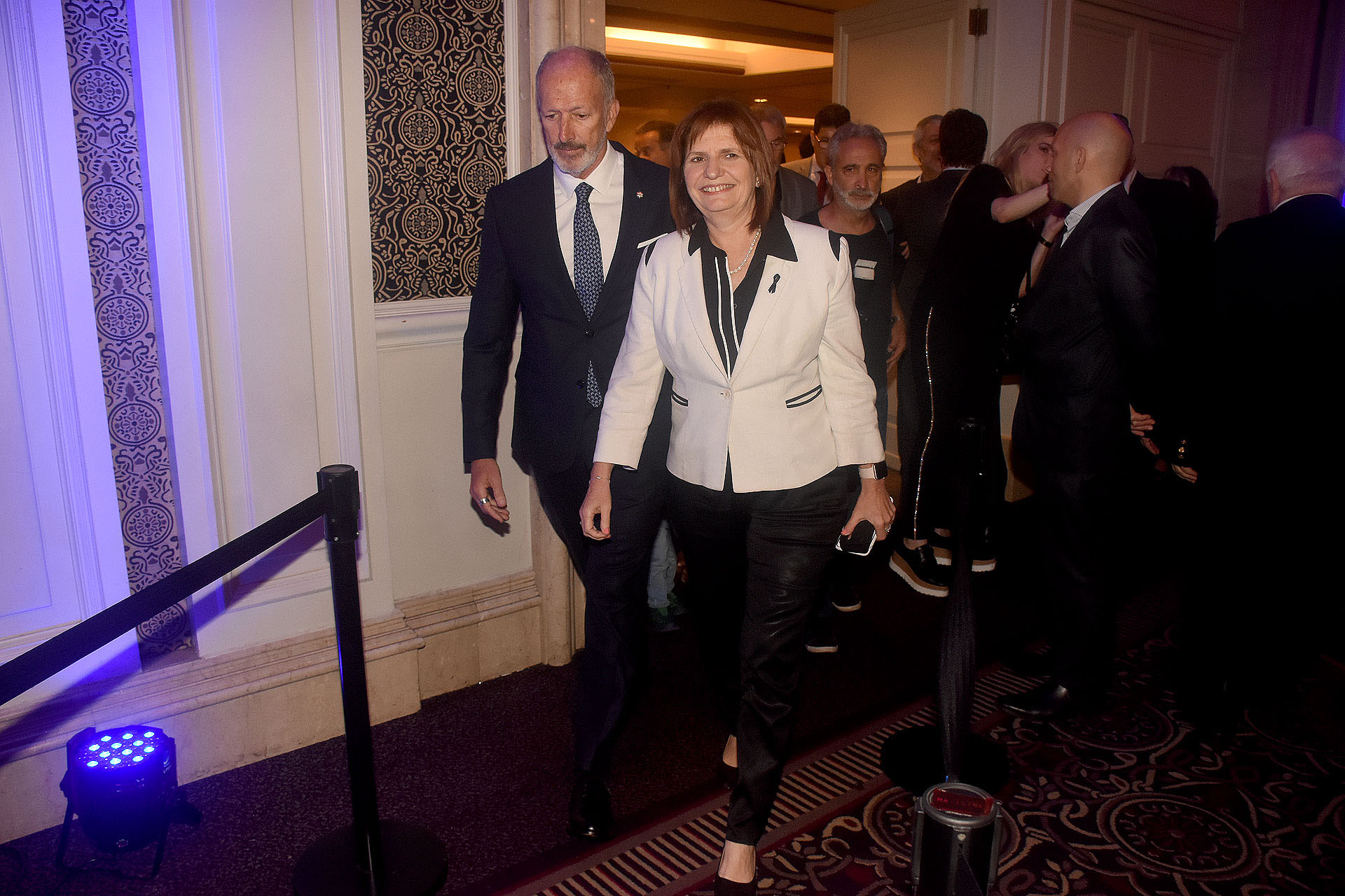 La ministra de Seguridad, Patricia Bullrich, camina junto a Jorge Knoblovits