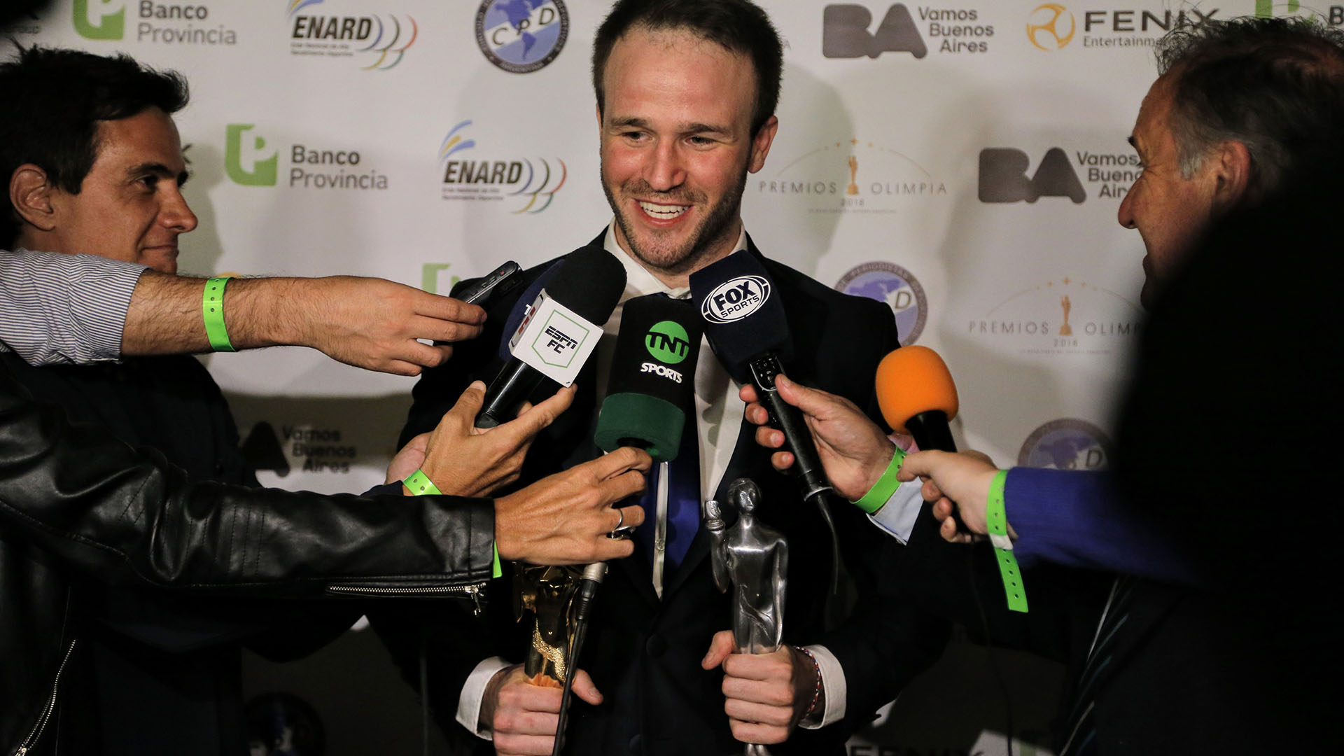 Un feliz Agustín Canapino responde preguntas a los medios presentes en los Premios Olimpia 2018