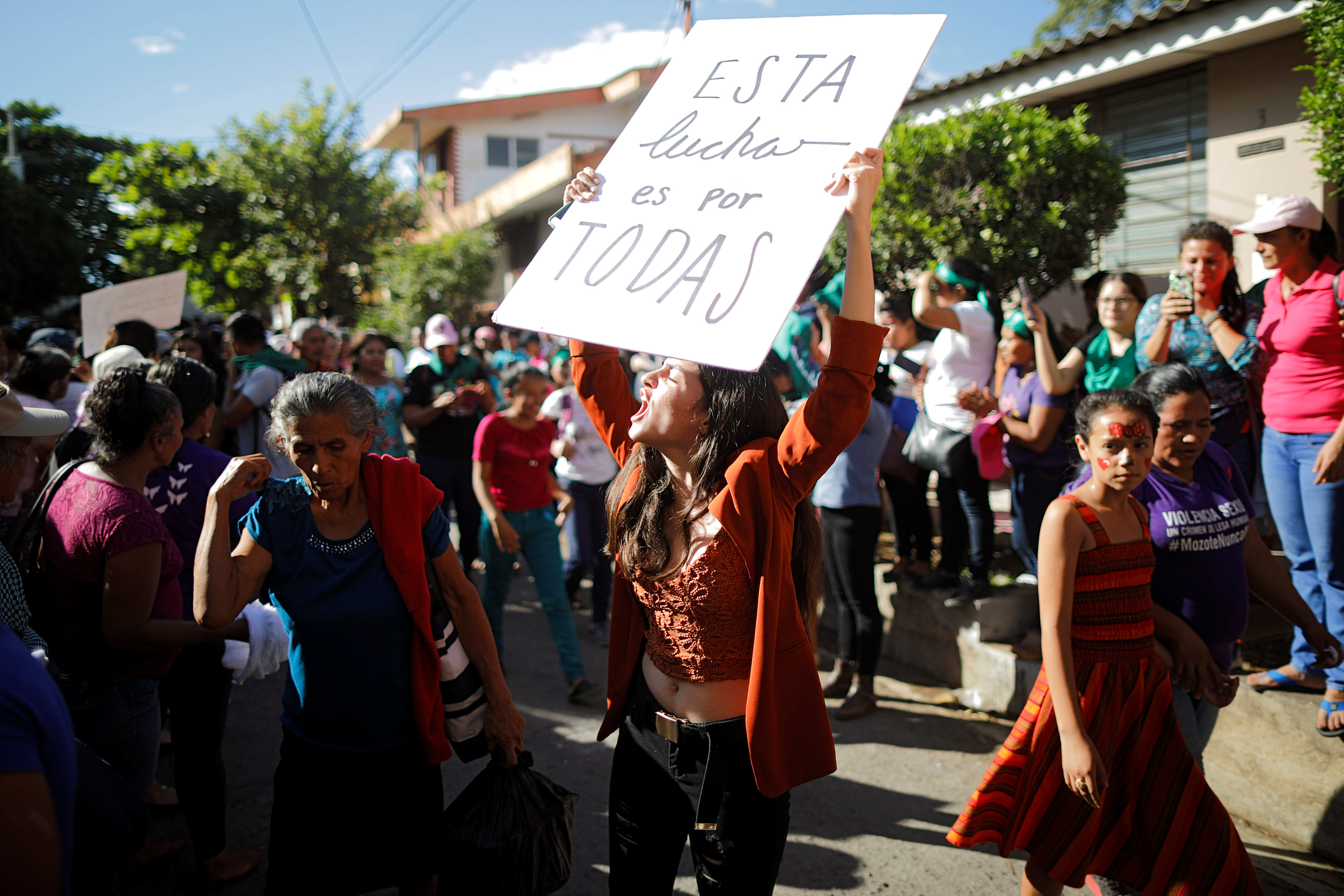 Agrupaciones feministas se manifestaron frente al tribunal que ventiló el caso (REUTERS/Jose Cabezas)