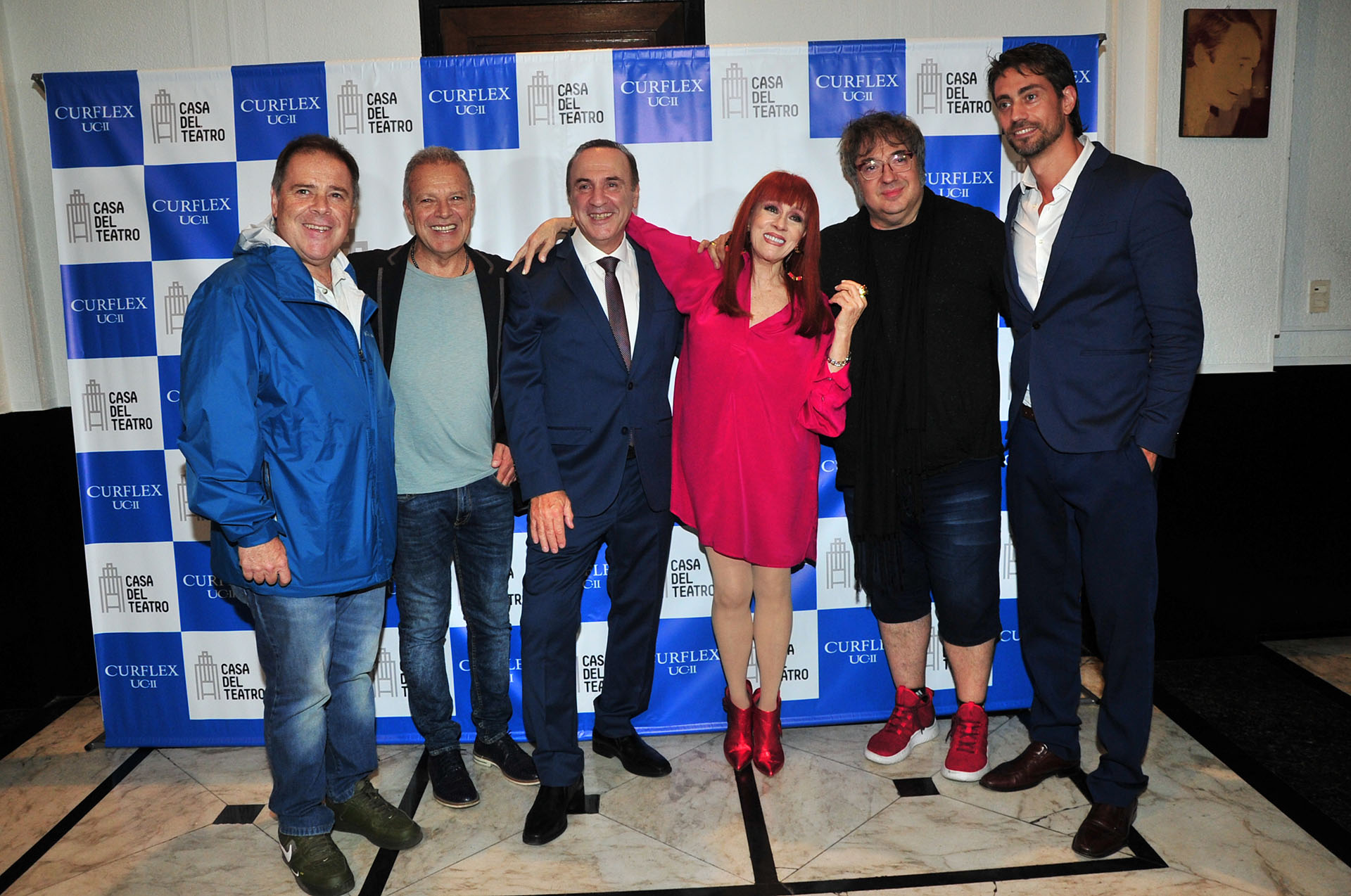 Linda Peretz junto a Norberto Furman y varios artistas que se acercaron a colaborar con la Casa del Teatro