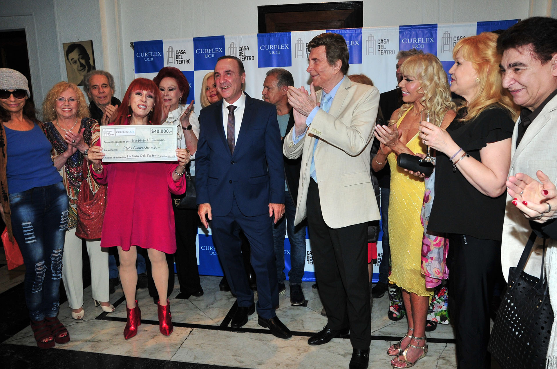Linda Peretz festejó, junto a un importante grupo de artistas, la donación para la Casa del Teatro (Crédito: Teleshow)