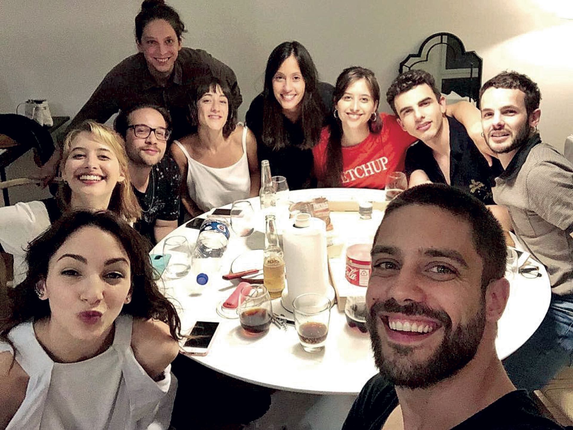 El reencuentro del elenco de Patito Feo, nueve años después. Fue en la casa de Santi Talledo. Estuvieron Thelma, Nico Torcanowsky, Brian Vainberg, Belu y Sol Berecochea, Camila Salazar, Nicole Luis y Juan Guilera (ex novio de Thelma).