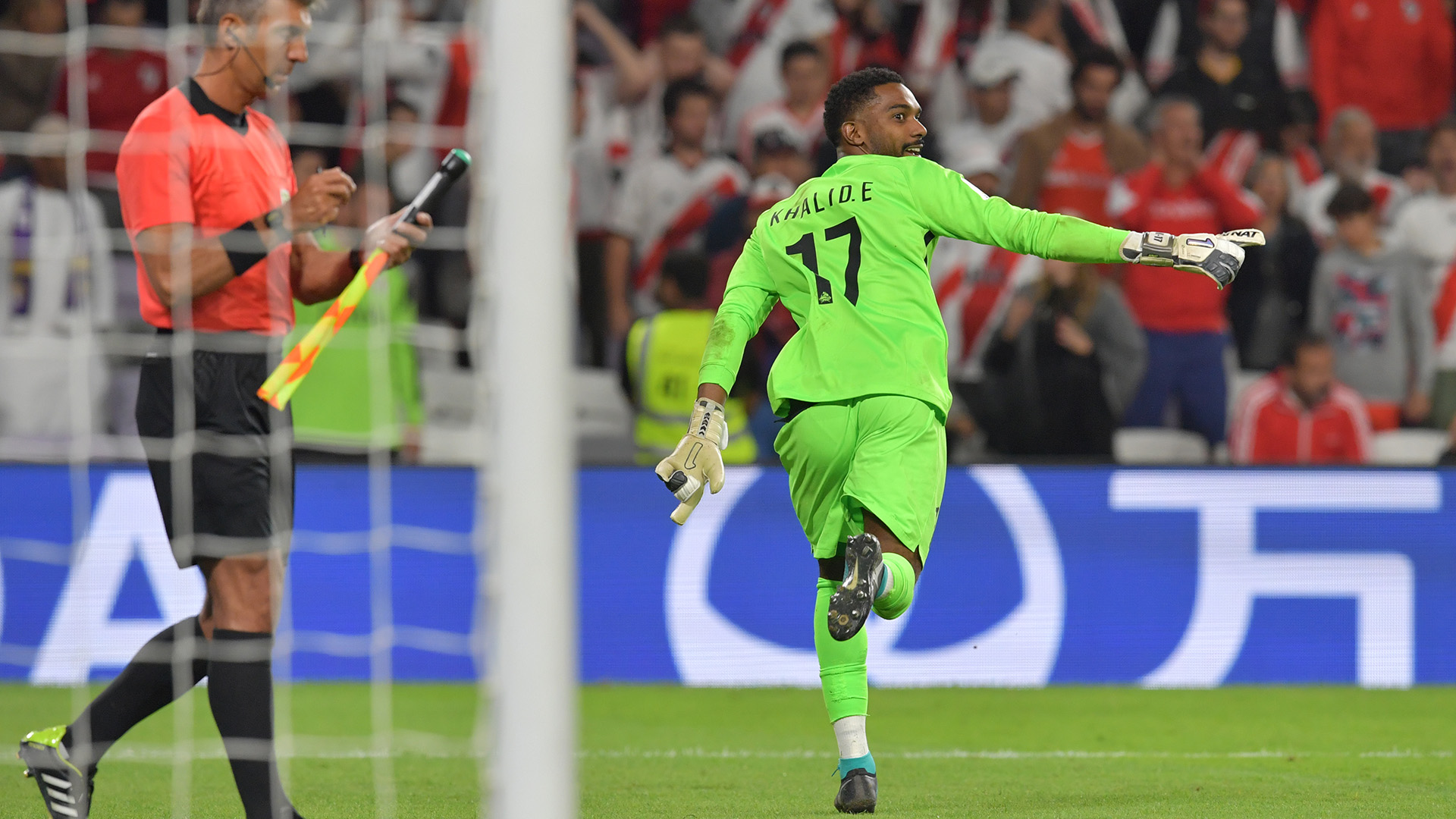 El arquero Khalid Eisa celebra el penal atajado y la clasificación del Al Ain a la final del Mundial de Clubes