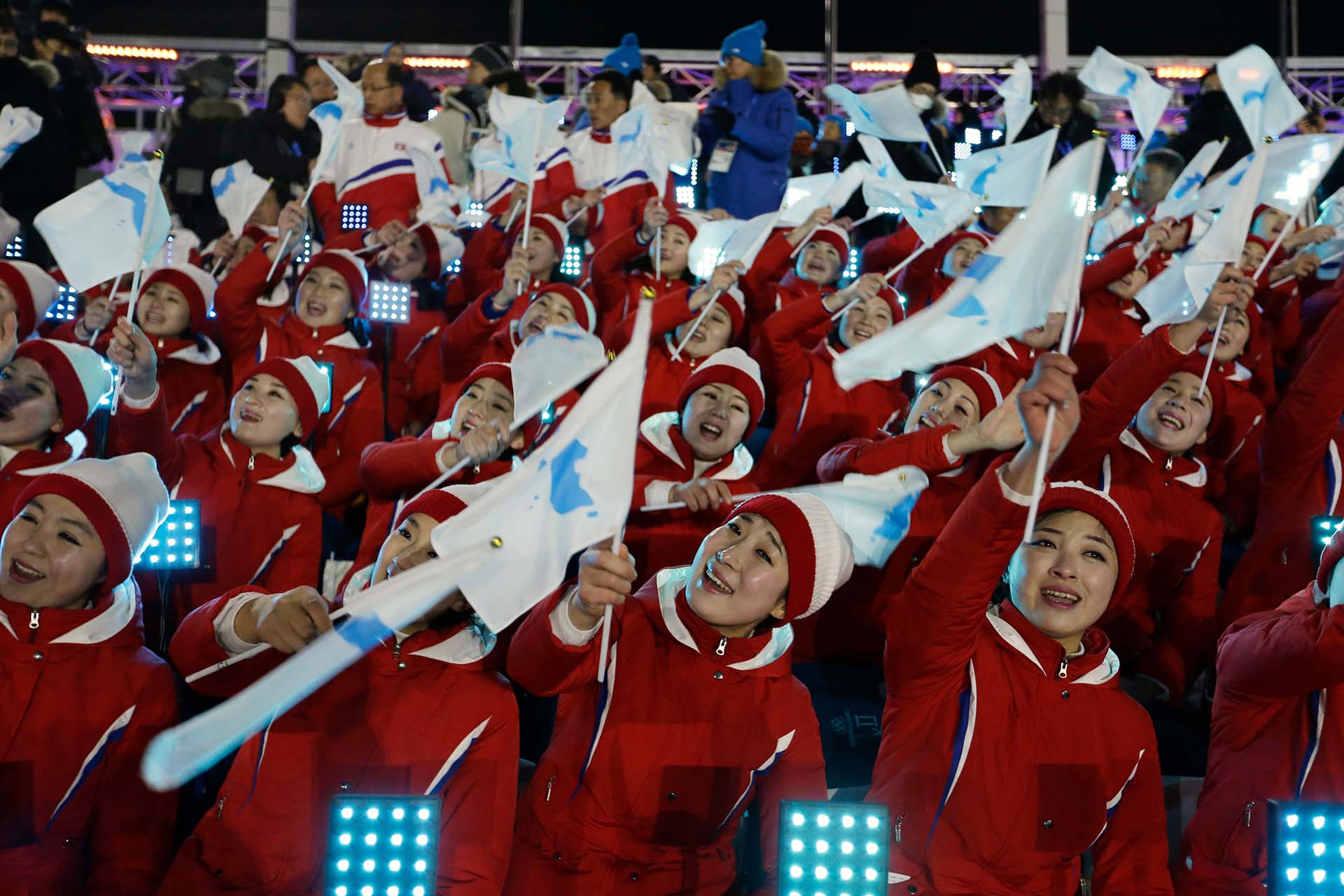 Atletas de Corea del Norte agitan las banderas del equipo combinado de ambas Coreas en la ceremonia inaugural de los Juegos Olímpicos de Invierno de en Pyeongchang, Corea del Sur, el 8 de febrero