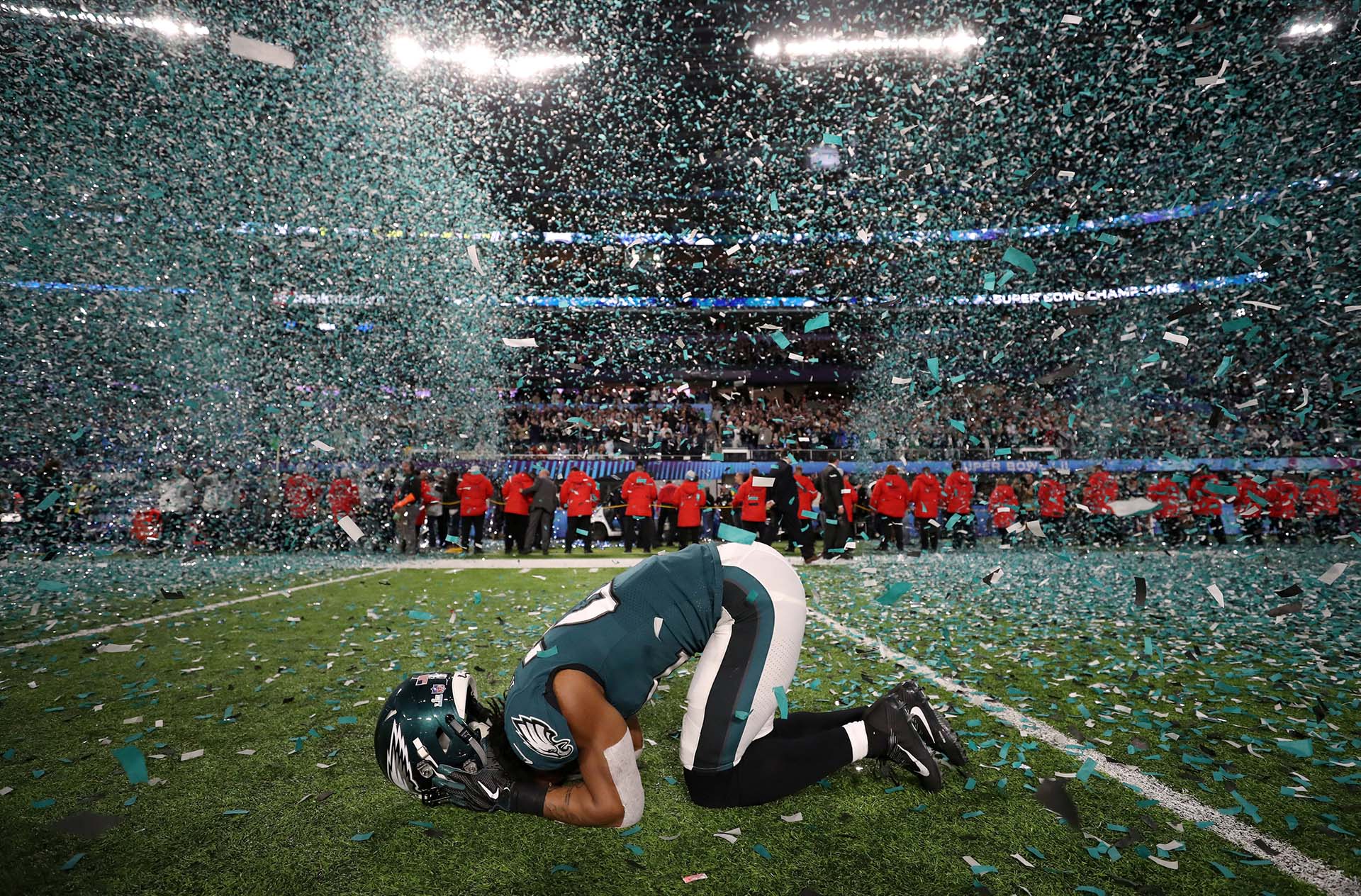 Patrick Robinson, de los Philadelphia Eagles, celebra la obtención del Super Bowl en el US Bank Stadium de Minnesota el 4 de febrero