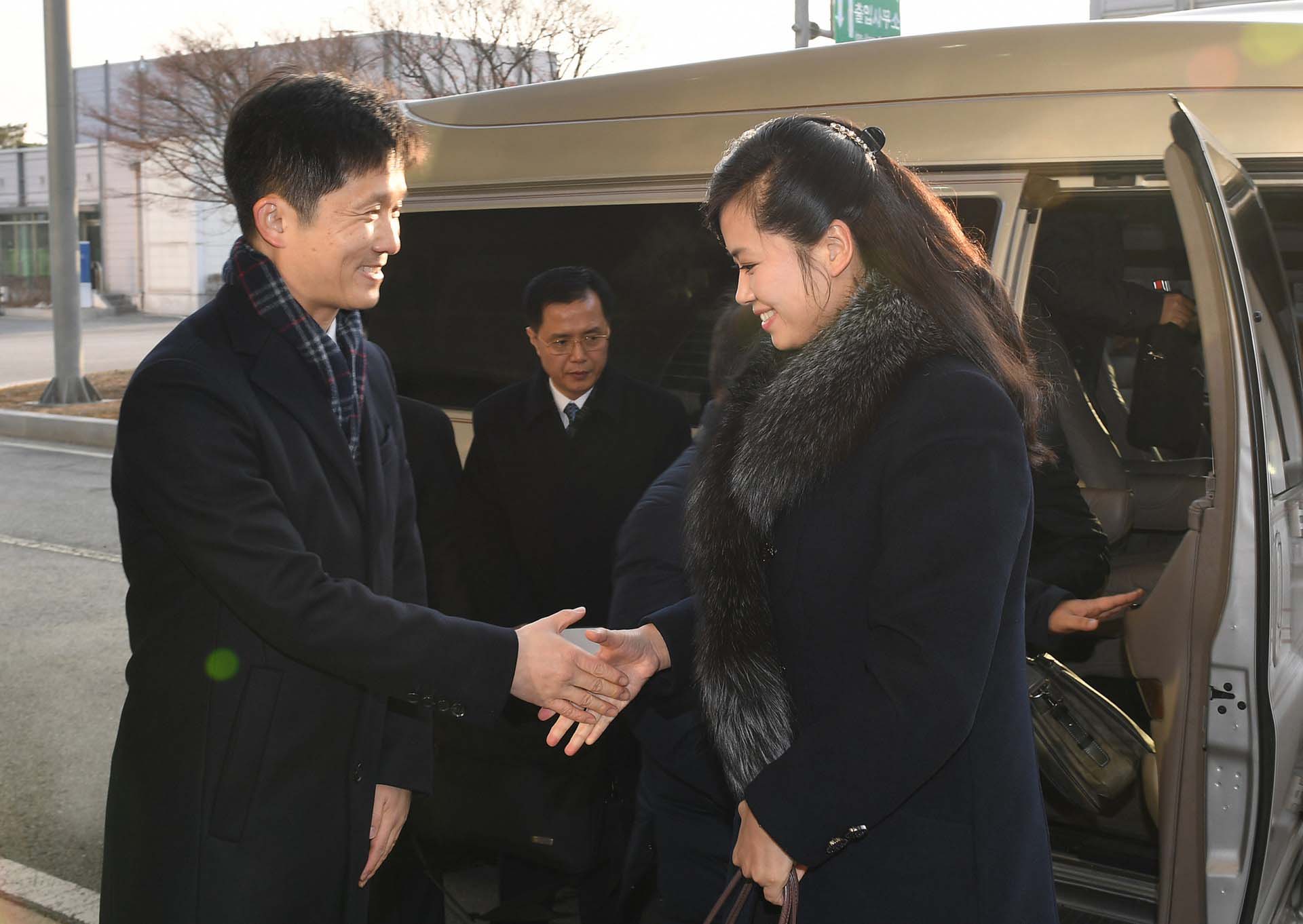 La cantante pop norcoreana Hyon Song-Wol es recibida por un funcionario cerca de la zona desmilitarizada que divide a la península coreana el 21 de enero