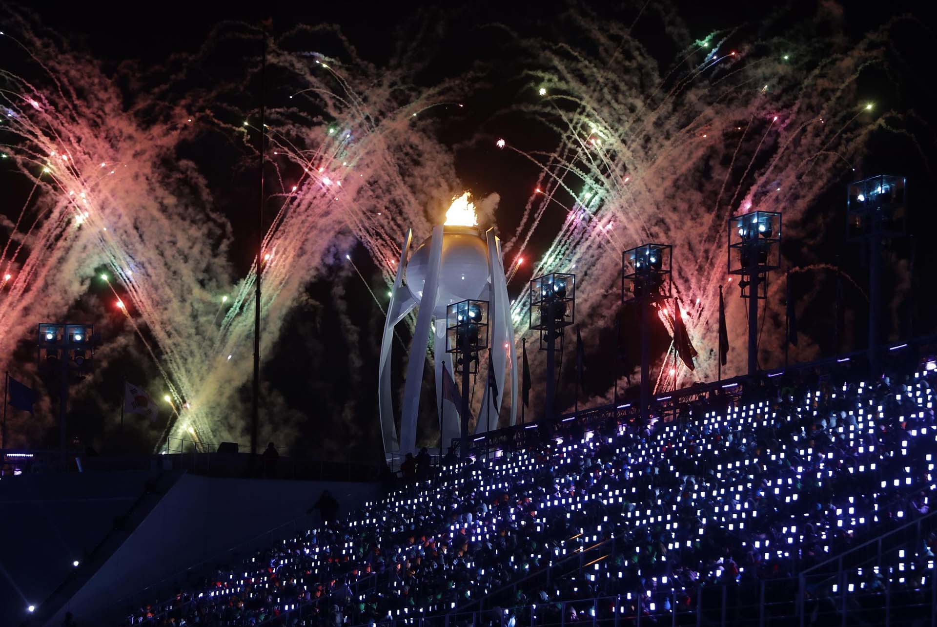 Fuegos artificiales explotan sobre el estadio de Pyeongchang, Corea del Sur, en la ceremonia de clausura de los Juegos Olímpicos de Invierno el 25 de febrero