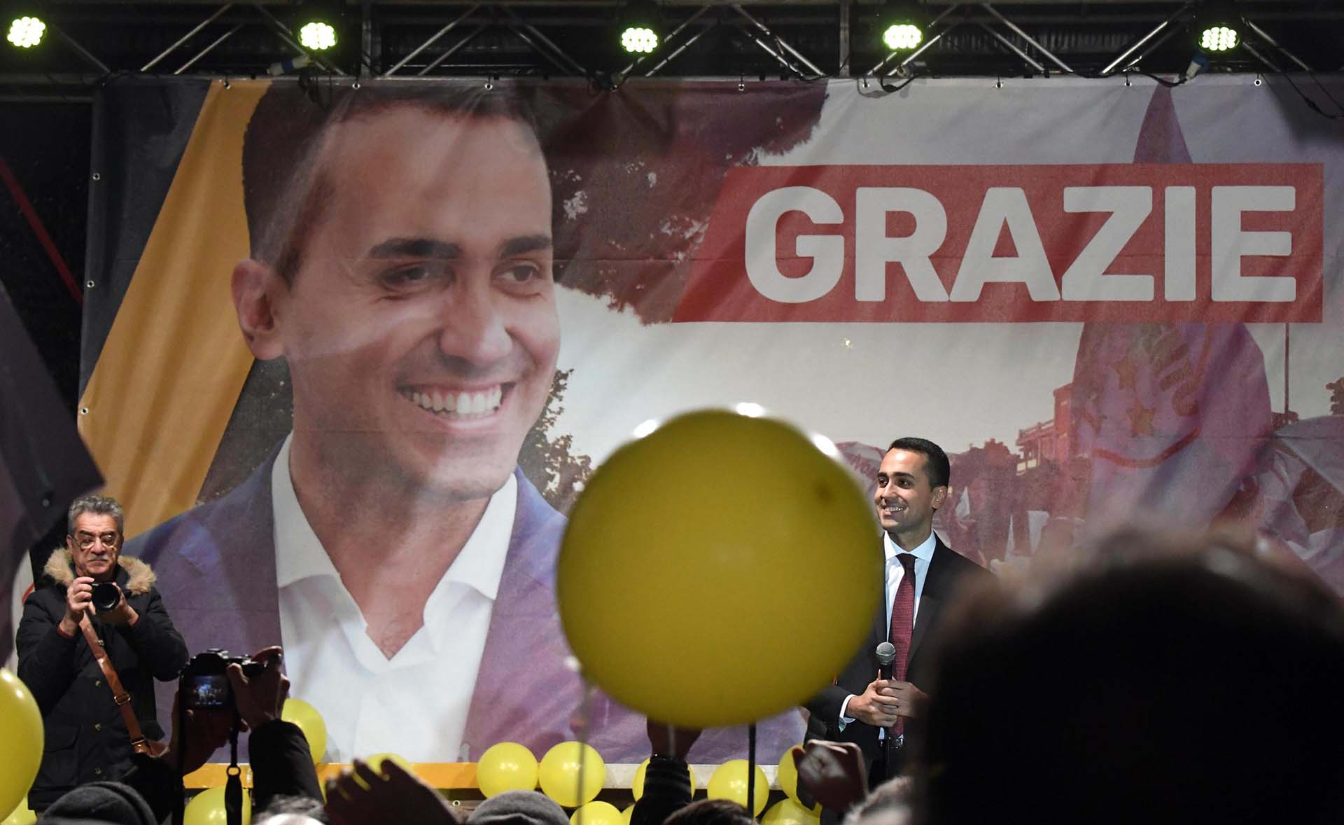 Luigi di Maio festeja junto con sus seguidores los comicios generales italianos que dejaron en primer lugar a su Movimiento 5 estrellas el 6 de marzo. Tras un complejo proceso para formar un gobierno de coalición, terminaría convirtiéndose en vicepremier italiano