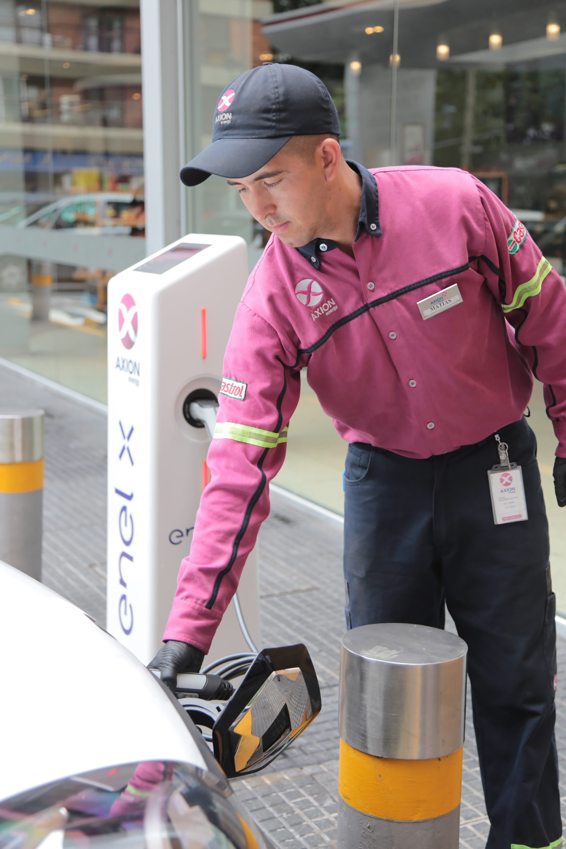El primer cargador del país está en la estación de servicio de Libertador y Selguero
