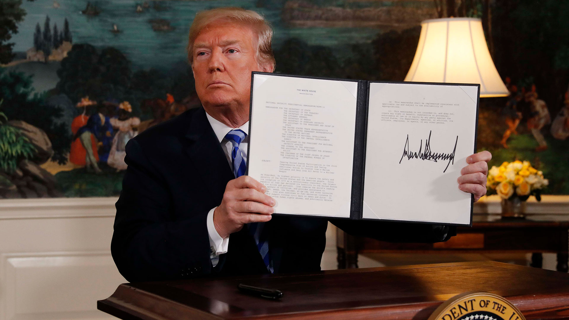 Donald Trump firma la salida de los EEUU del pacto nuclear con Irán el 8 de mayo (Reuters)