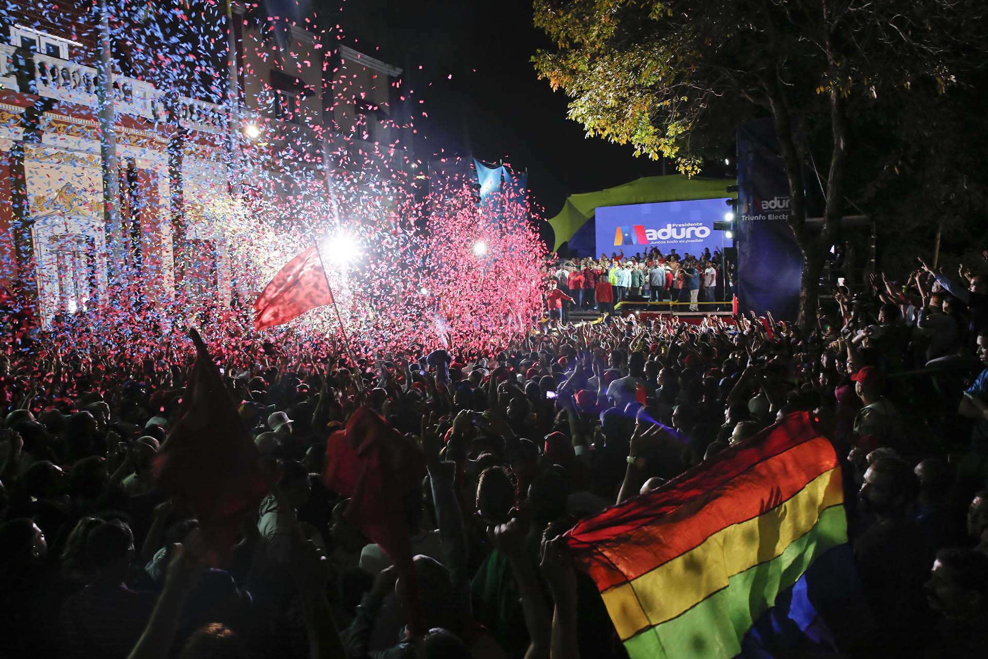 Venezolanos chavistas celebran la reelección del presidente Nicolás Maduro en elecciones fraudulentas el 20 de mayo frente al Palacio de Miraflores de Caracas