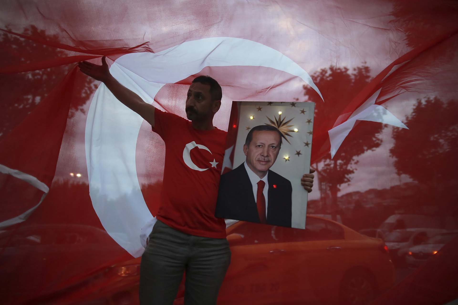 Seguidores del presidente Recep Tayyip Erdogan festejan su victoria en las elecciones generales presidenciales del 24 de junio en Turquía