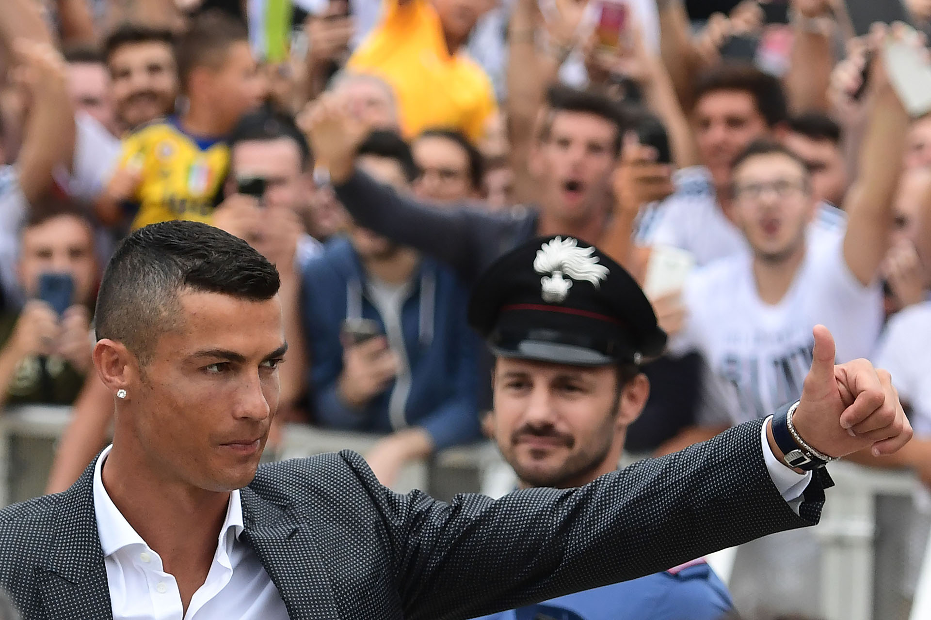 El club italiano Juventus presentó al futbolista portugués Cristiano Ronaldo como su nueva incorporación al equipo el 16 de julio