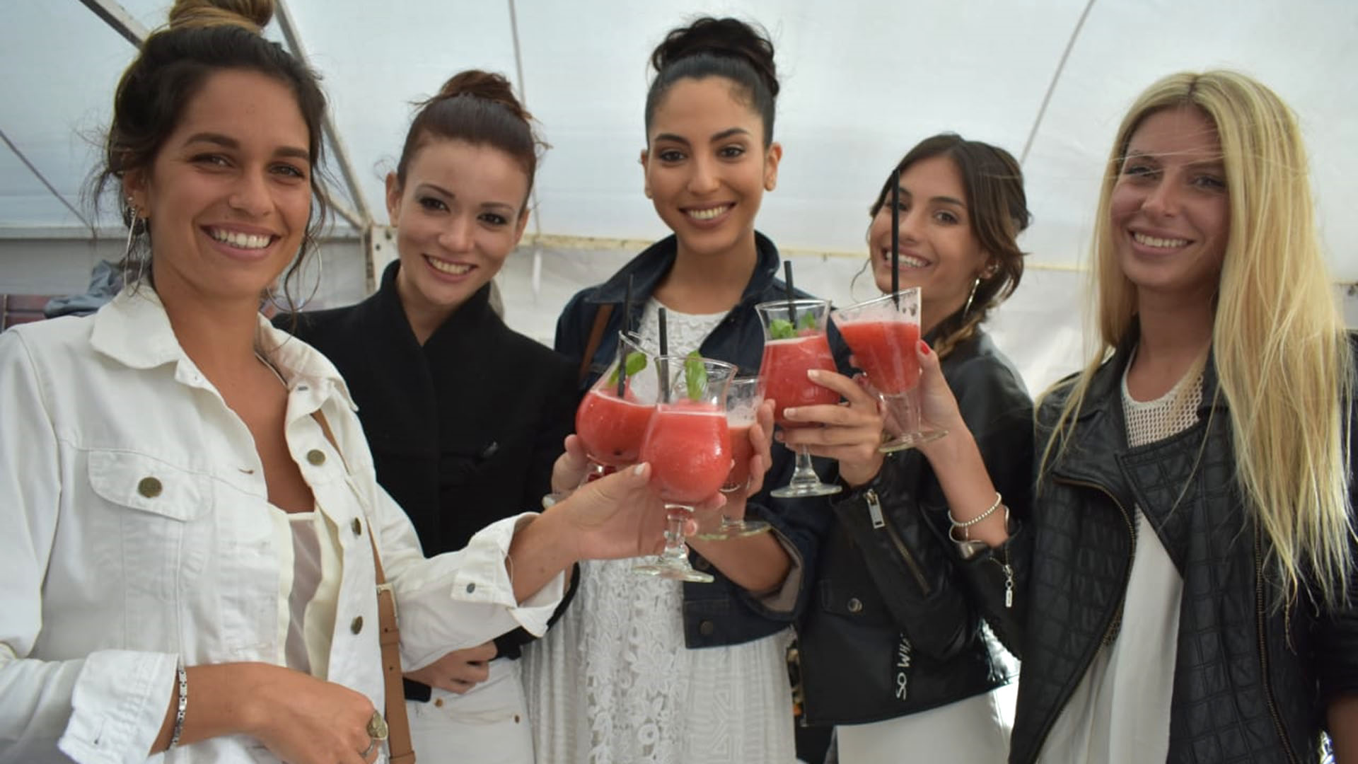 Un grupo de celebrities en el lanzamiento de temporada del Partido de La Costa