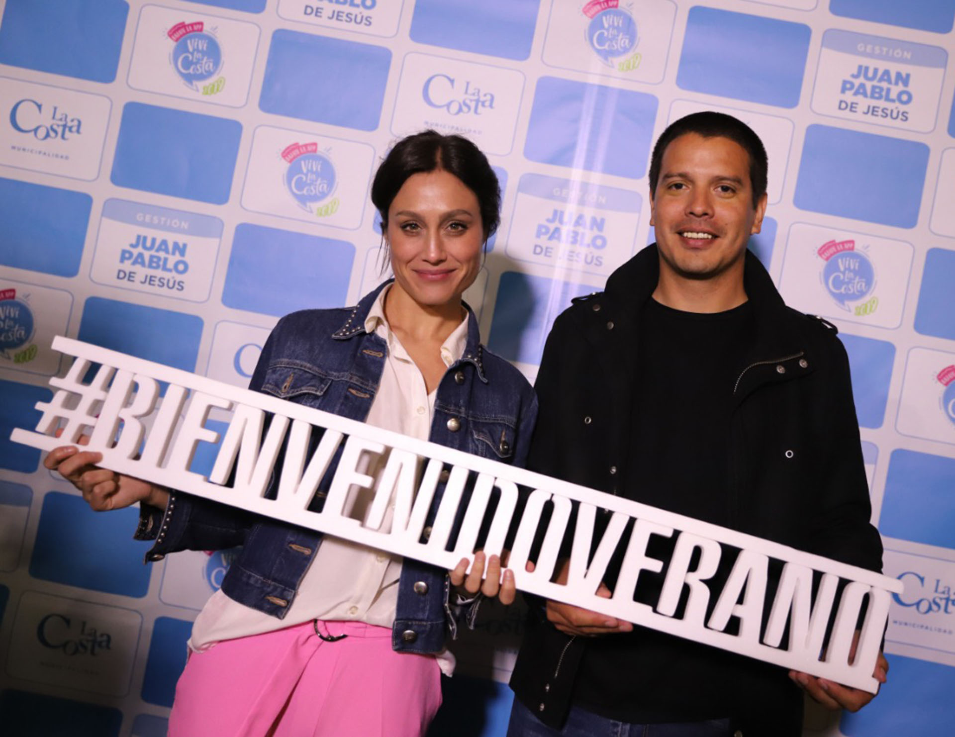 Cristian Cardozo, secretario de relaciones institucionales del Partido de La Costa, y la actriz y DJ Mercedes Oviedo