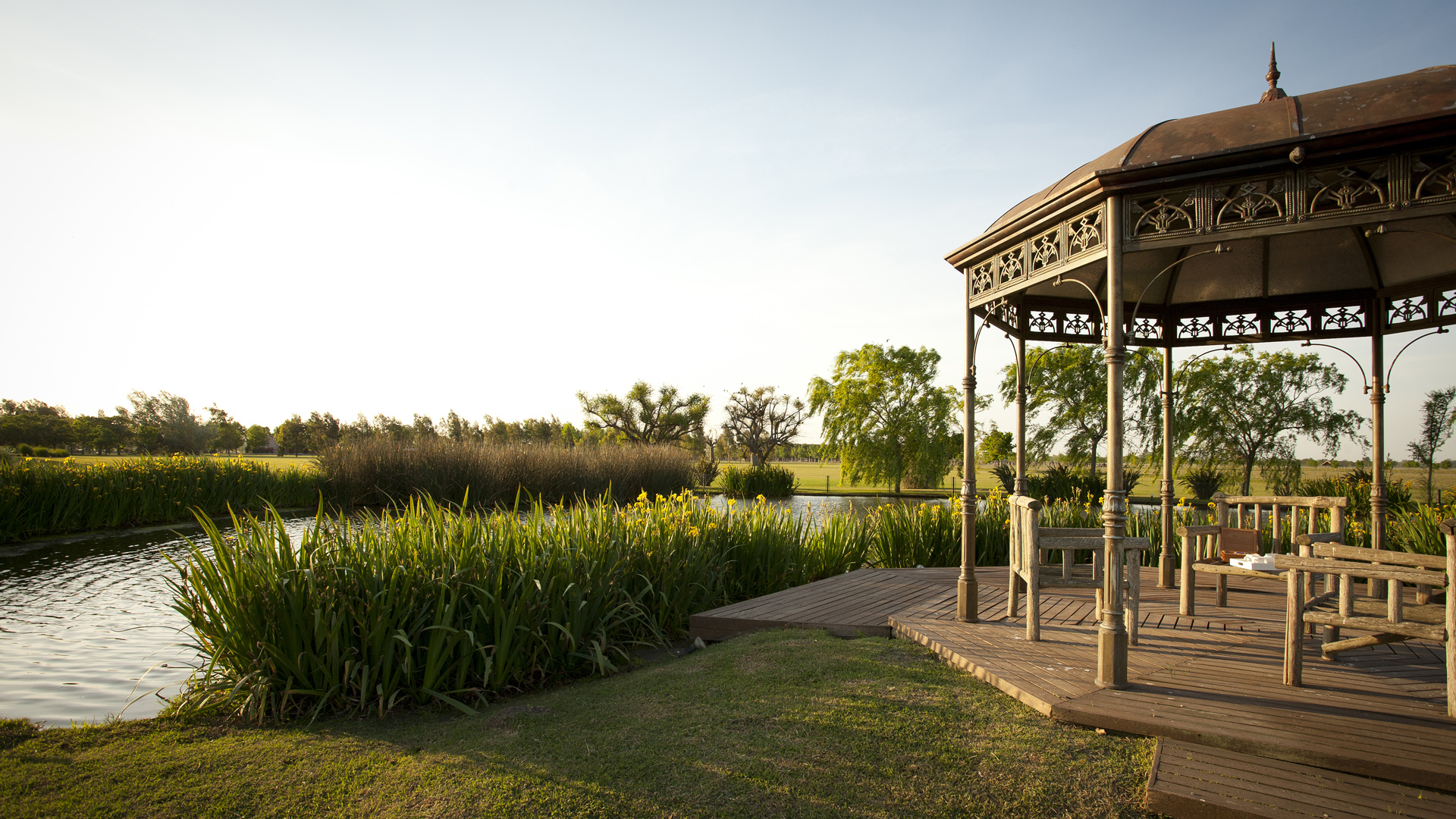 Entre sus atractivos se encuentran el Club house polo con barra y cocina; pileta climatizada; cancha de tenis iluminada; cancha de futbol y jaula de taqueo.