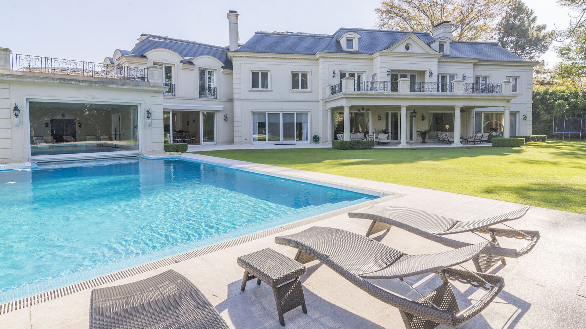 La mansión de estilo francés diseñada por el arquitecto James Donaldson tiene 4500 m2 totales.