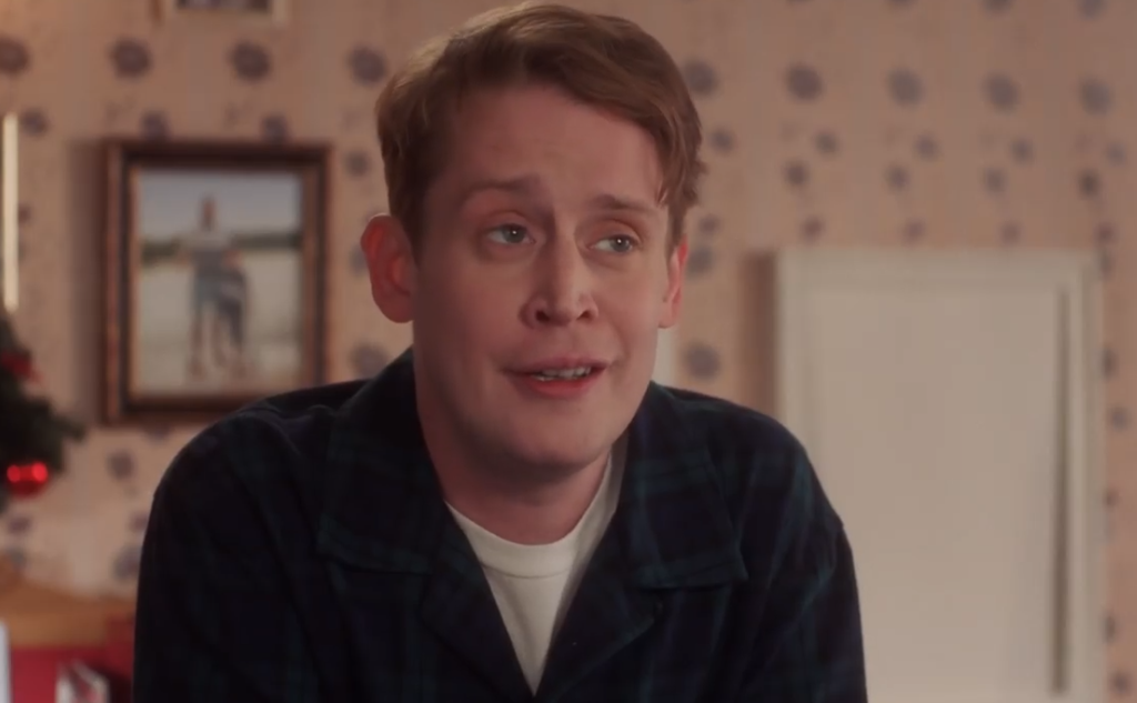 Culkin le pregunta al asistente: “Ey, Google, ¿qué tengo para hoy en la agenda?”, “Tienes un evento llamado ‘Casa para ti solo’”