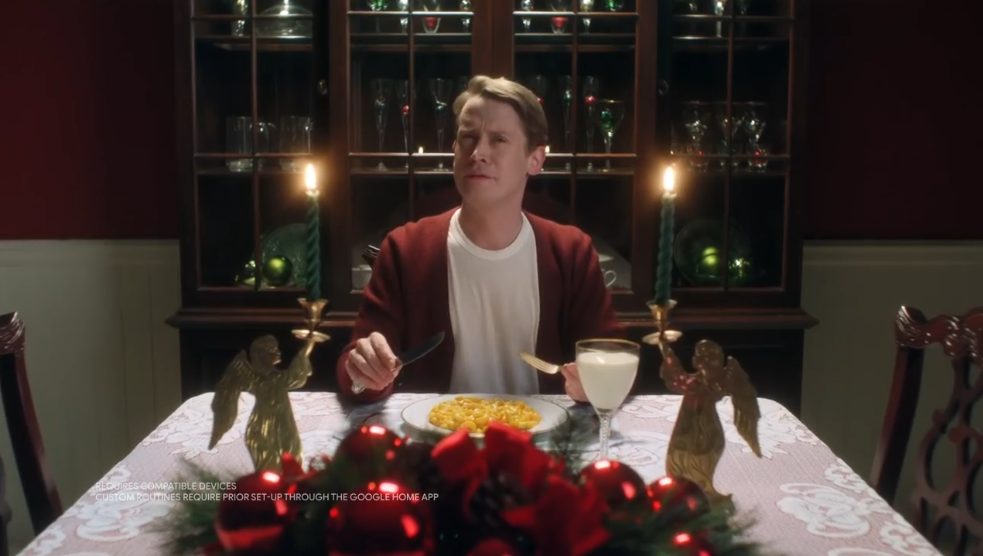 Culkin: Ey, Google, comienza Operación Kevin. Google: Operación Kevin, en marcha