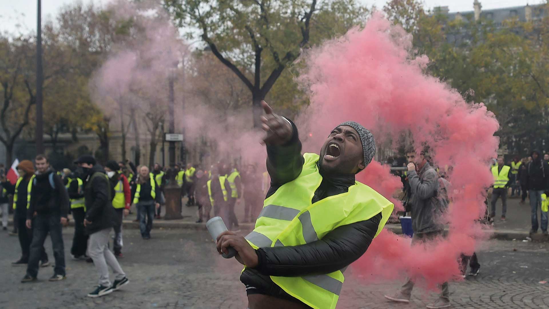 Las protestas de los chalecos amarillos en París ponen en jaque a la democracia francesa. Foto: AFP.