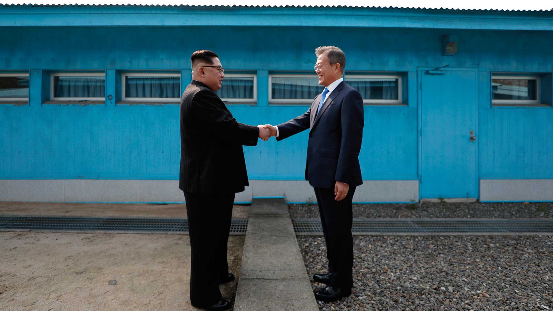 Los líderes de la península dividida, en un saludo histórico, en abril de 2018. Foto: AFP.