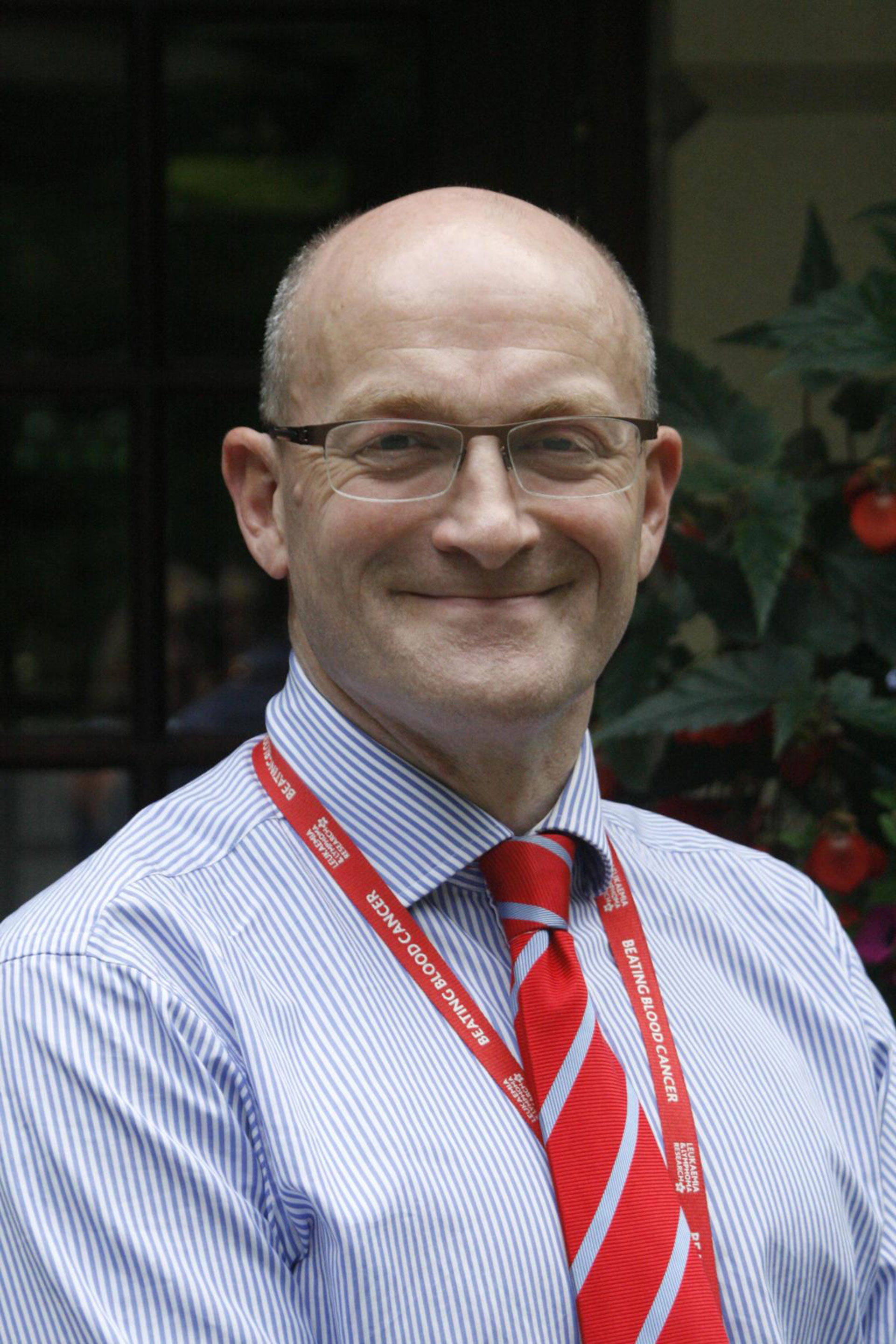 Graham Jackson, el médico al que recurrió Sarah Williamson para curar su cáncer de médula ósea. El innovador método empleado en el Freeman Hospital de Newcastle le salvó la vida a la madre de 41 años