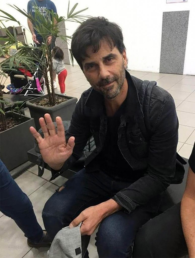 El actor, en el aeropuerto de Rosario (@BDAprograma)