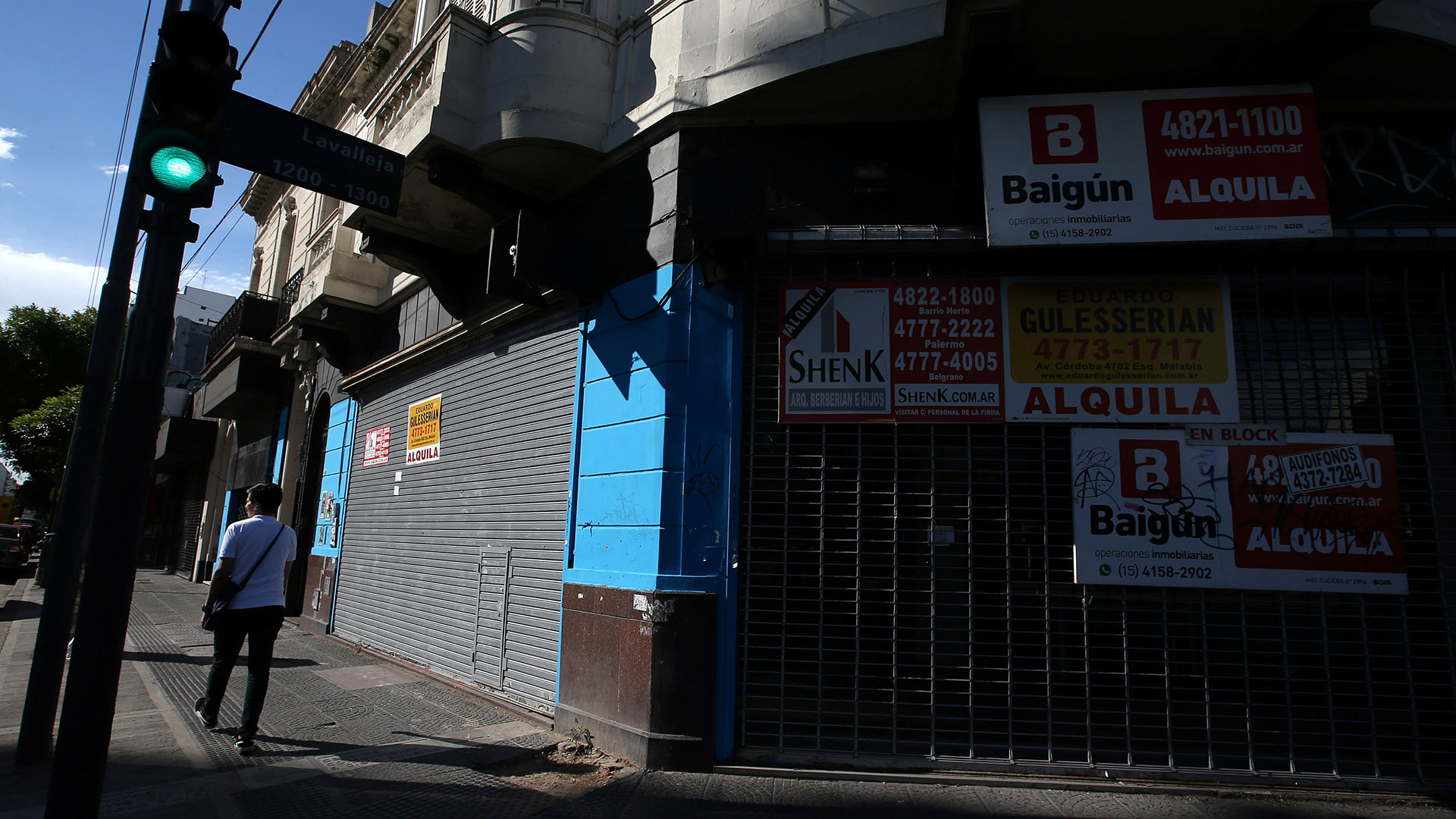 Los pequeños comercios en los barrios son los más afectados (REUTERS/Agustin Marcarian)