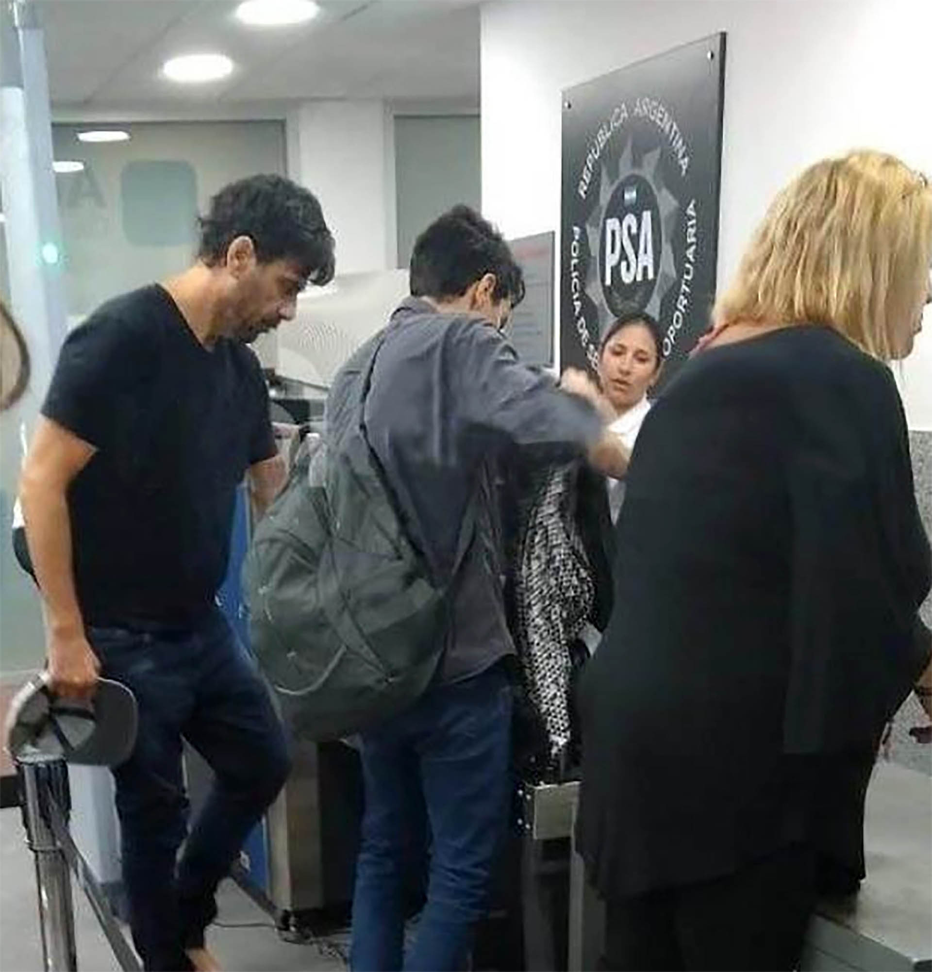 El actor, realizando los trámites antes de abordar el avión