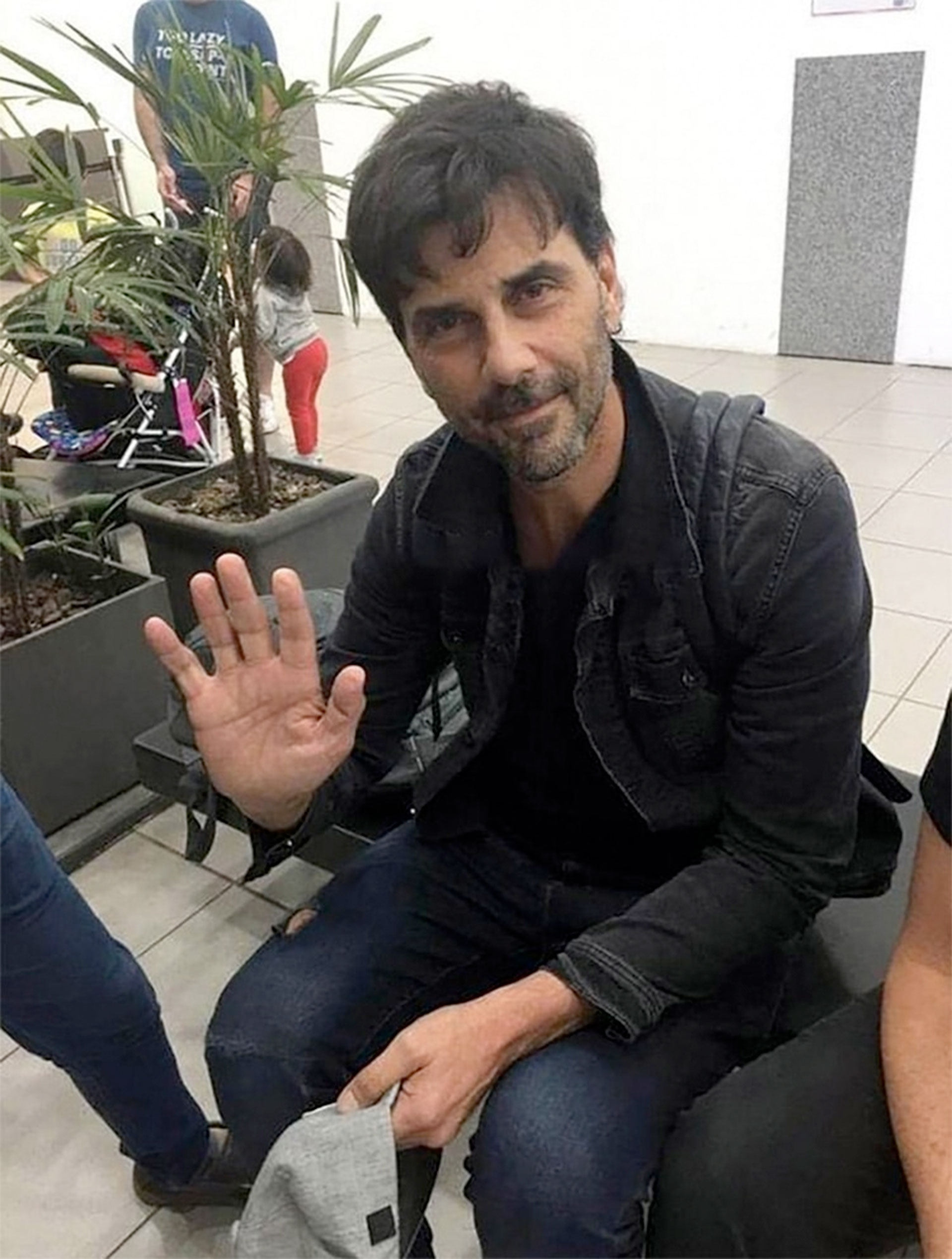 Juan Darthés en el aeropuerto de Rosario (Foto: @BDAprograma)