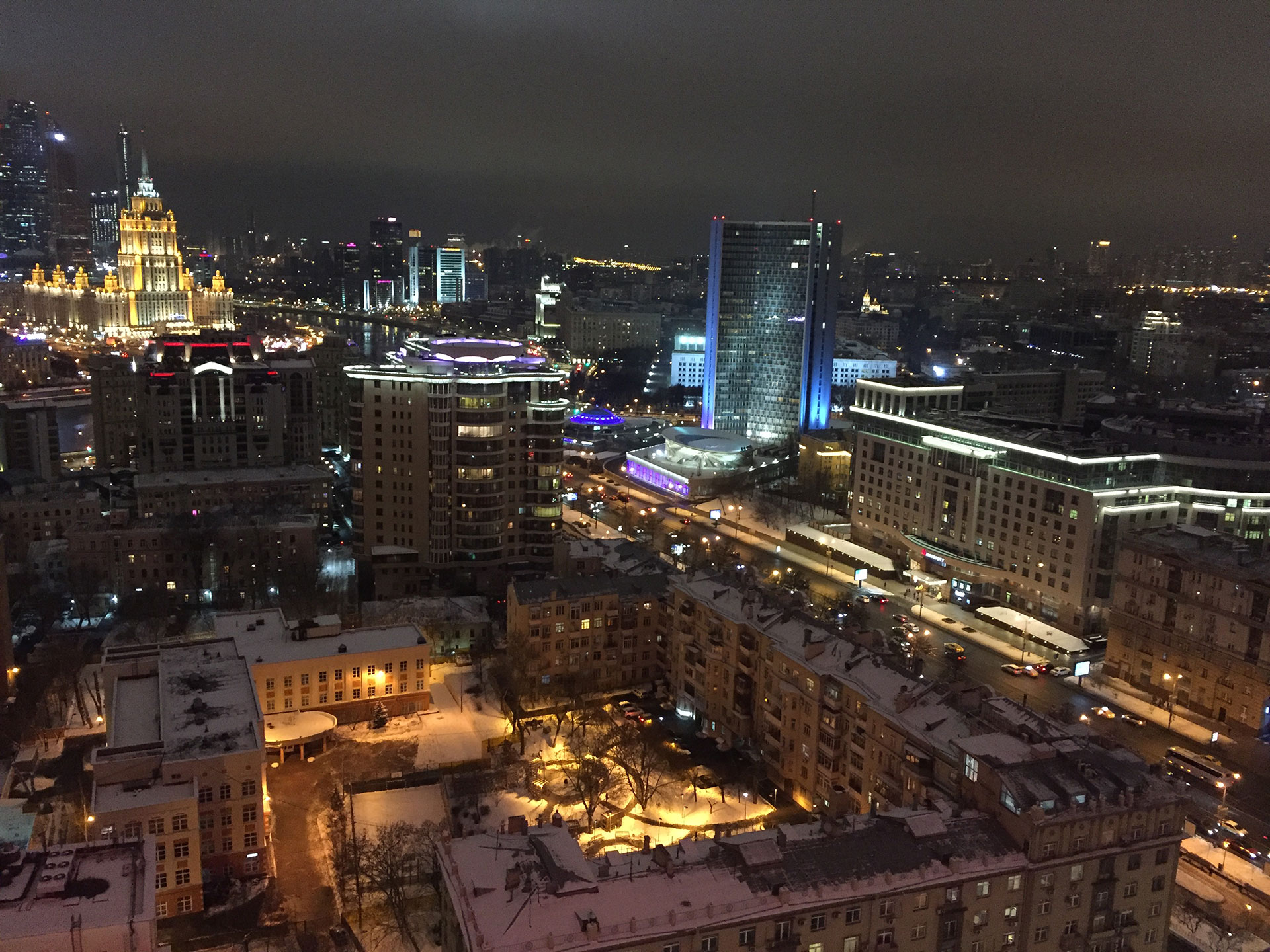 Moscú por la noche, frente al boulevard Novinskiy y con el Hotel Radisson, ex Ucrania, al fondo a la izquierda; una de las “siete hermanas” construidas durante los años de Josef Stalin
