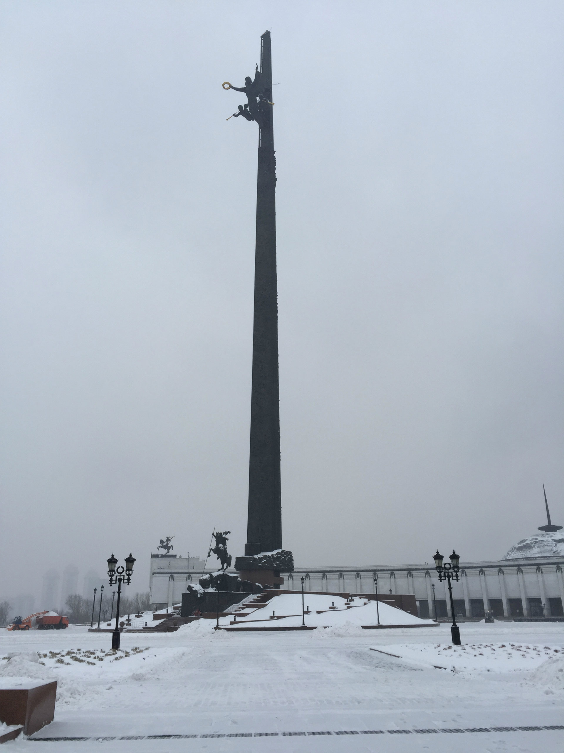 El monumento a la victoria de Rusia durante la Segunda Guerra Mundial en el parque Pobedy, montado allí en 1995