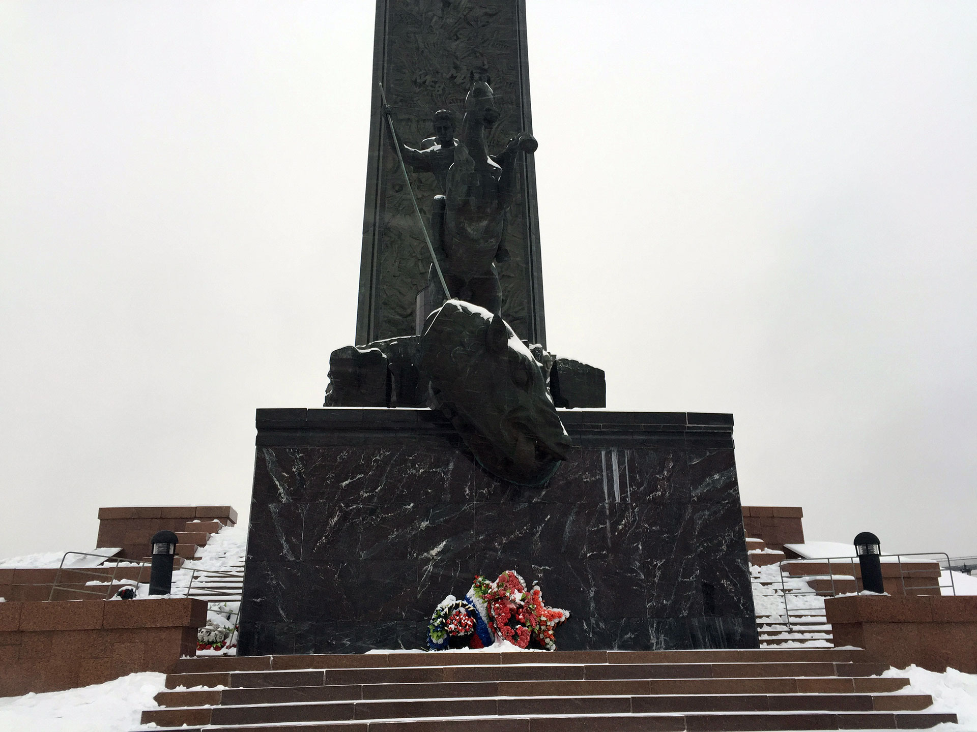 San Jorge matando al dragón, en el monumento a la victoria sobre el nazismo