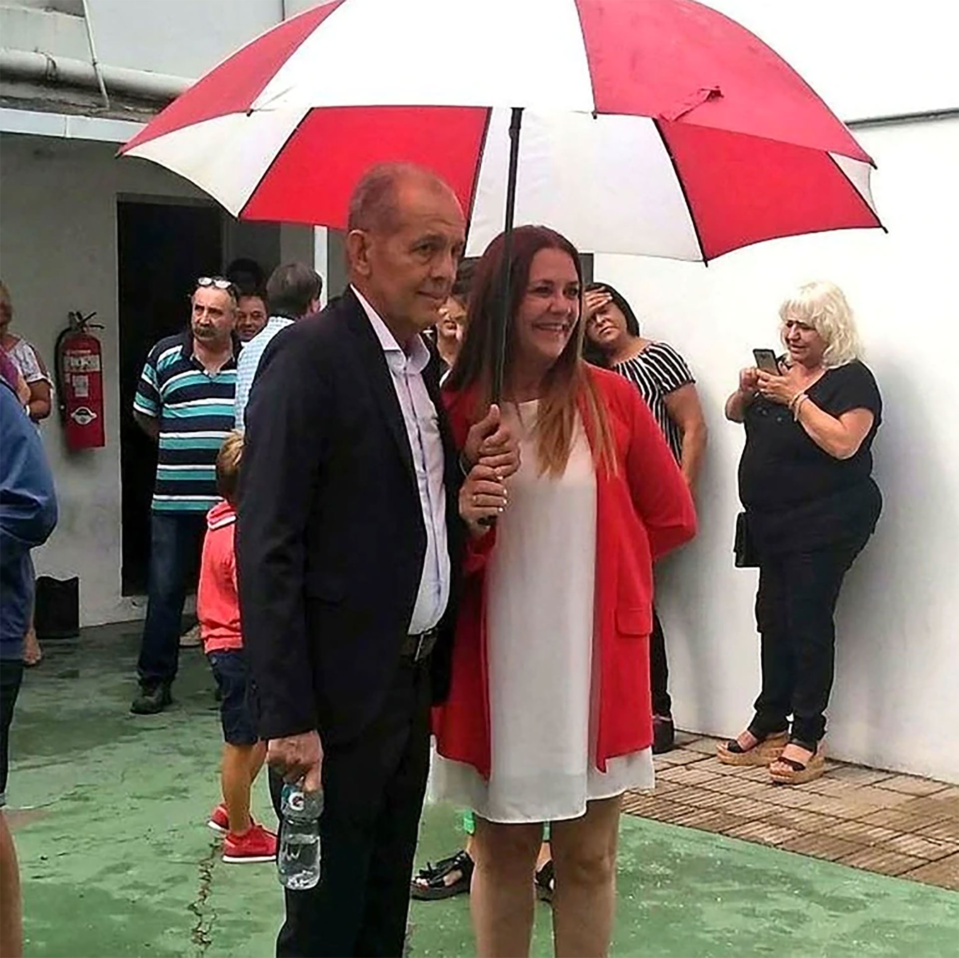A sus 63 años, el ex técnico de la Selección se casó con Silvana Rossi, con quien ya tiene dos hijos. En el momento de dar el sí, la flamante esposa lució los colores de Estudiantes.