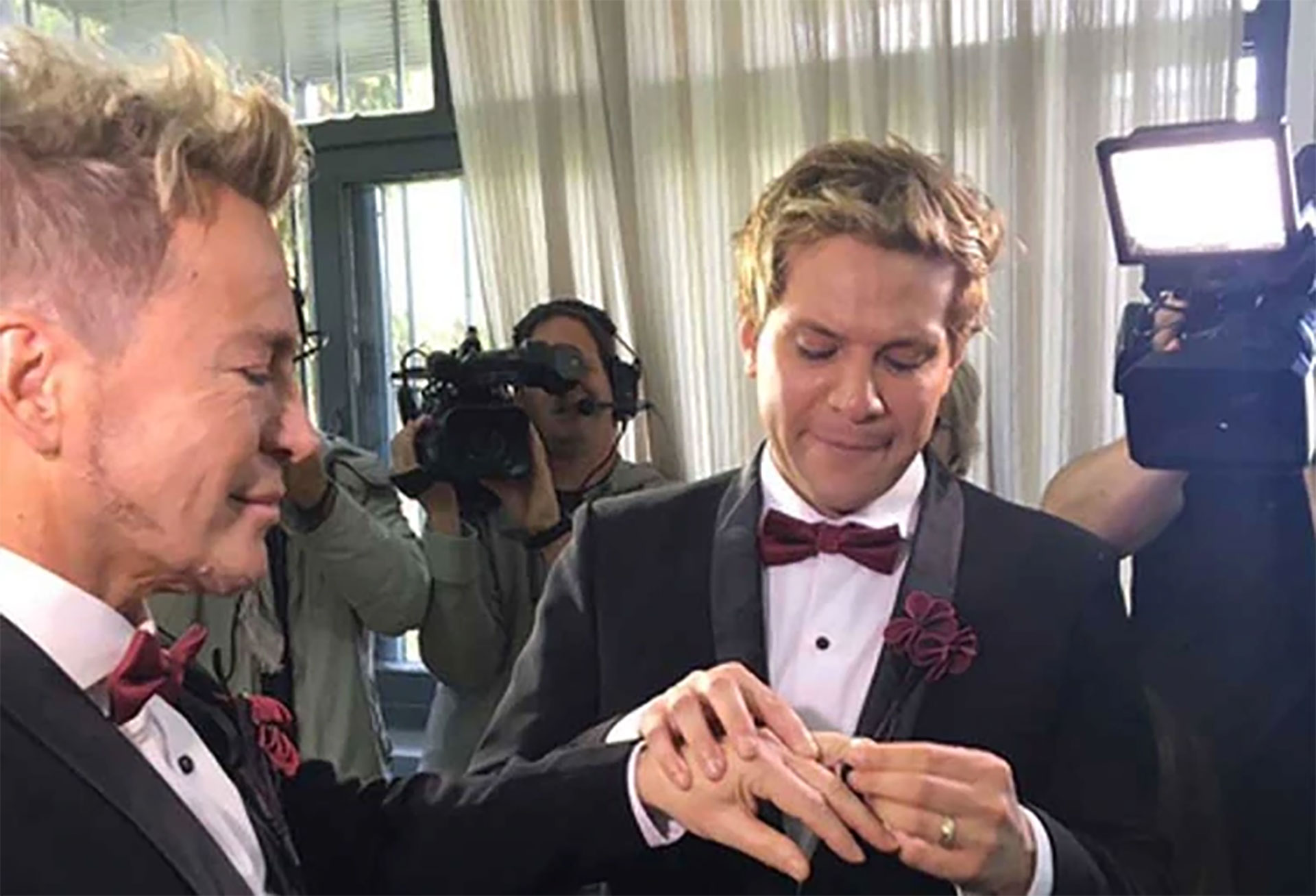 El casamiento de los medíaticos tuvo su momento de tensión cuando un joven ingresó a la sala y amenazó con mostrar fotos de Tomasito desnudo. La jueza tuvo que intervenir para poner orden y finalmente Guido y Tomasito se fueron de Luna de miel a Disney.