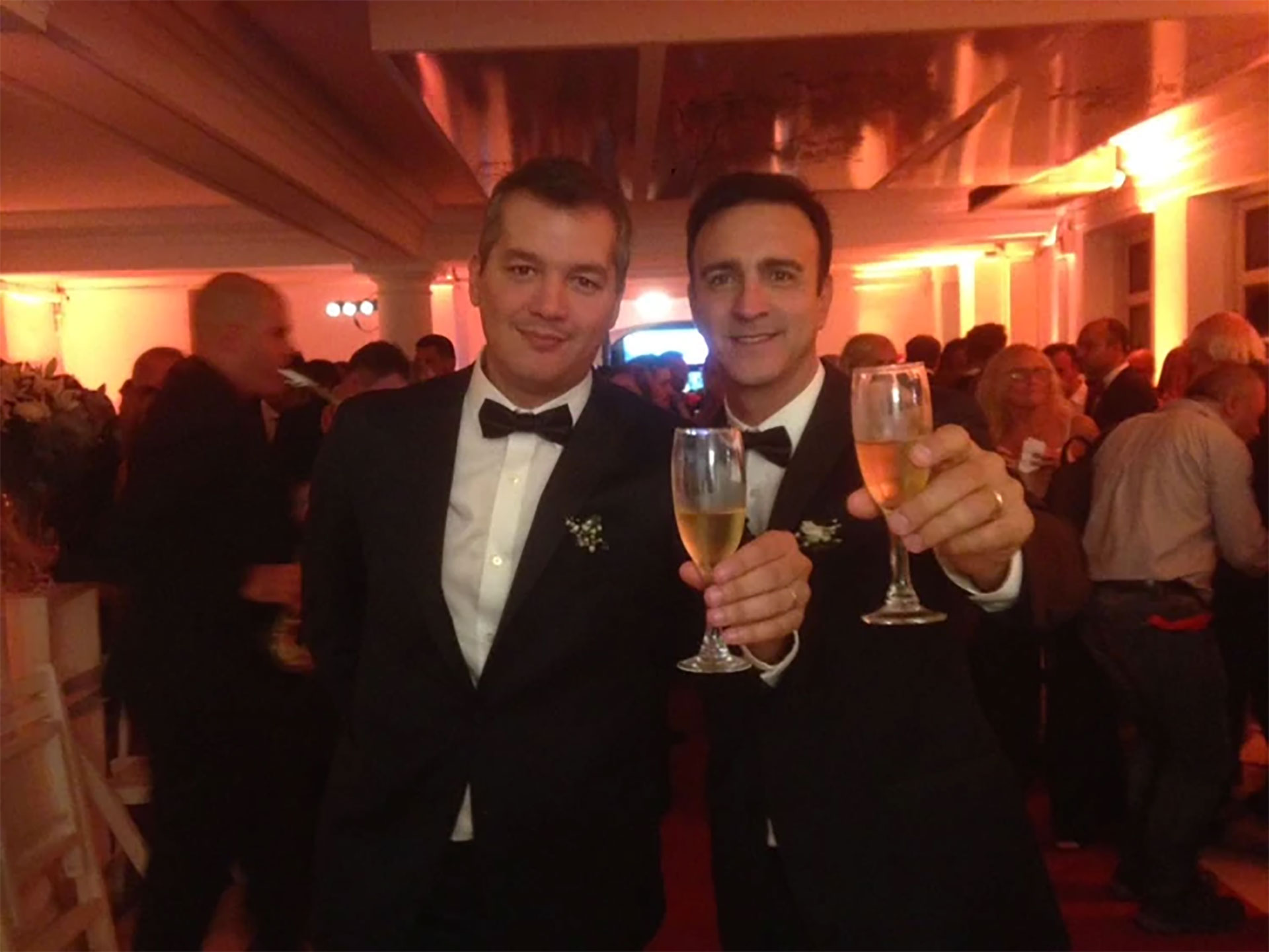 En una ceremonia civil, el periodista y ex pareja de Juan Castro contrajo matrimonio con su novio desde hace dos años, el abogado Damián Matías Dudzin. Después disfrutaron de una fiesta para 200 invitados.