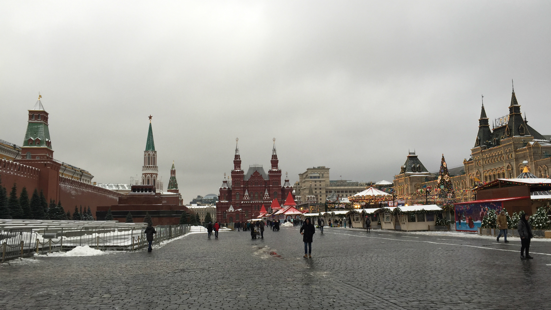 La Plaza Roja, rodeada de la muralla del Kremlin, el mausoleo de Lenin, el Museo de Historia Nacional, la Feria Navideña y las célebres tiendas Gum