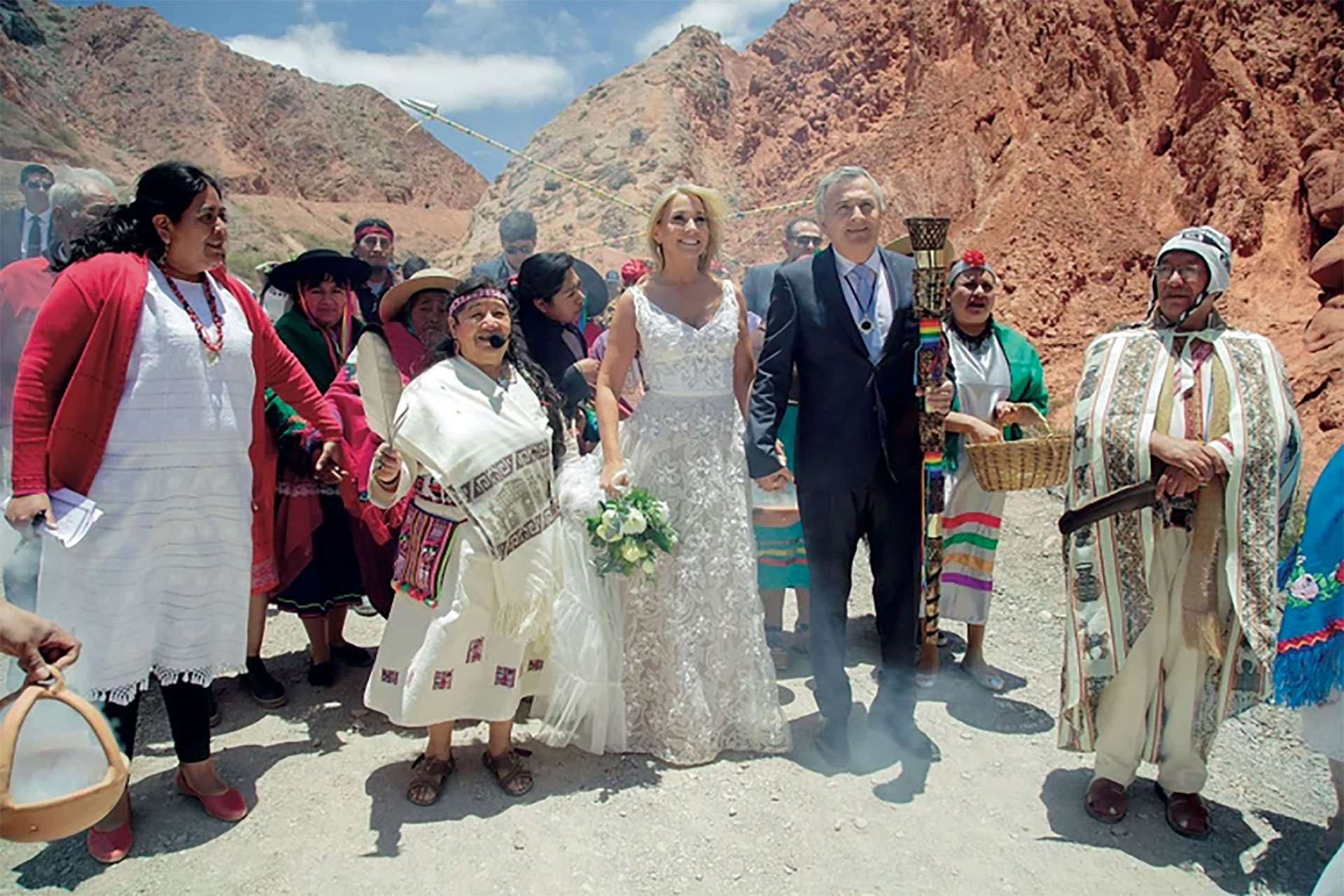 El gobernador jujeño se casó con la abogada Tulia Snopek en un emotivo ritual que incluyó ofrendas a la Pachamama. Fue la primera vez que un mandatario argentino contrae matrimonio a la usanza de los pueblos originarios.
