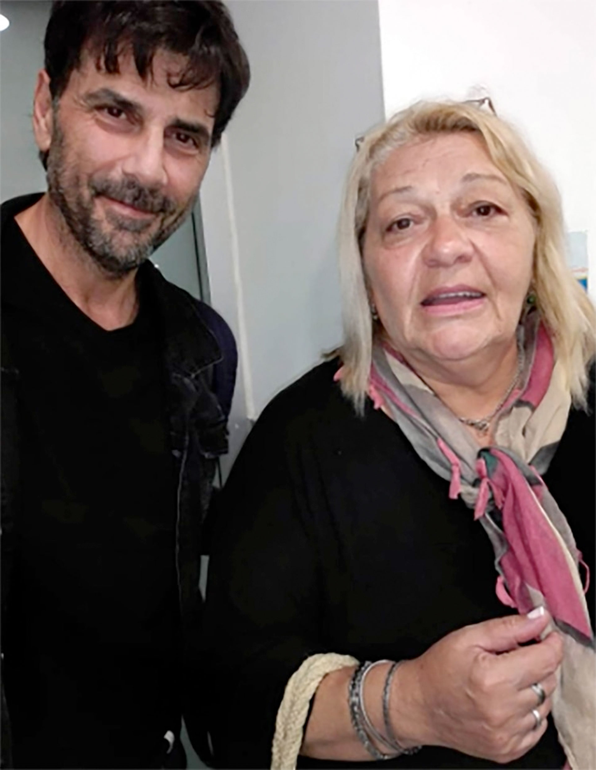 Darthés junto a una seguidora en el aeropuerto, antes de volar a San Pablo. (Foto: TWITTER)